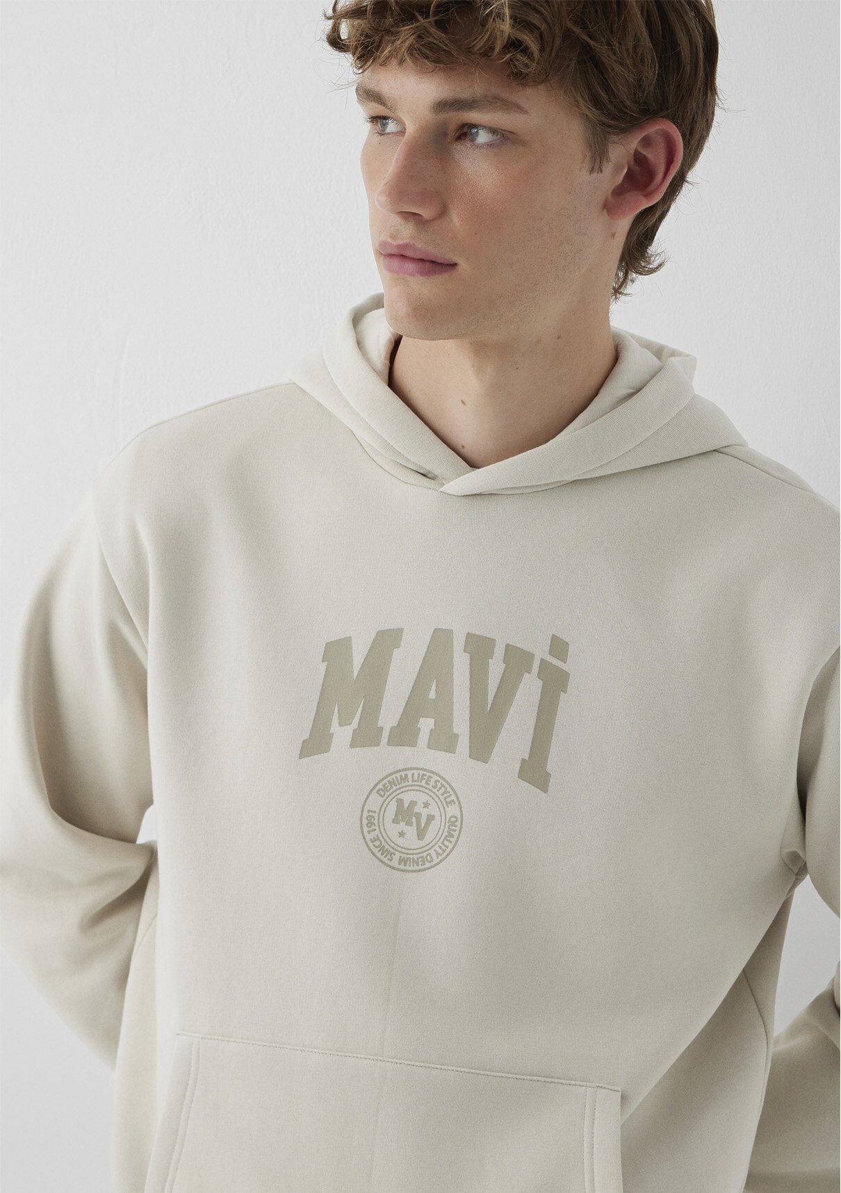 Mavi Logo Baskılı Kapüşonlu Bej Sweatshirt