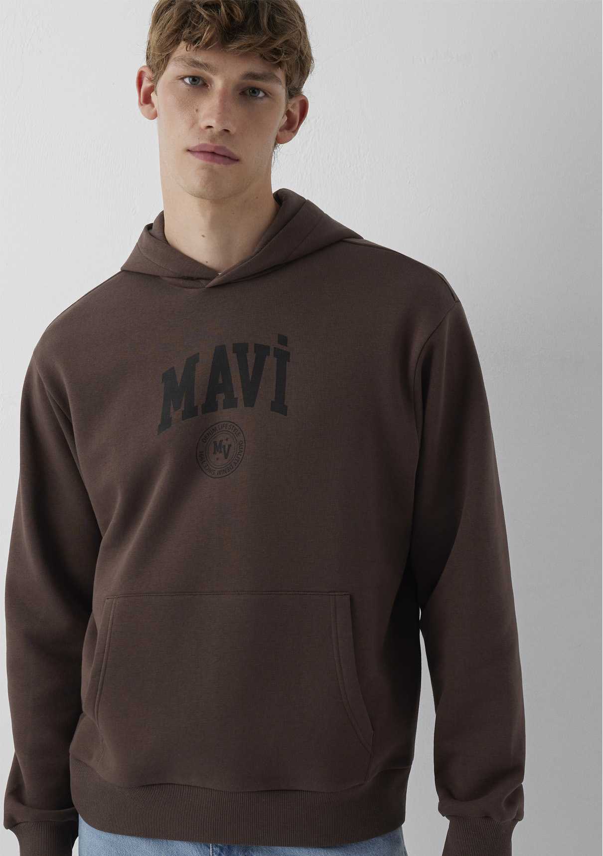 Mavi Logo Baskılı Kapüşonlu Kahverengi Sweatshirt