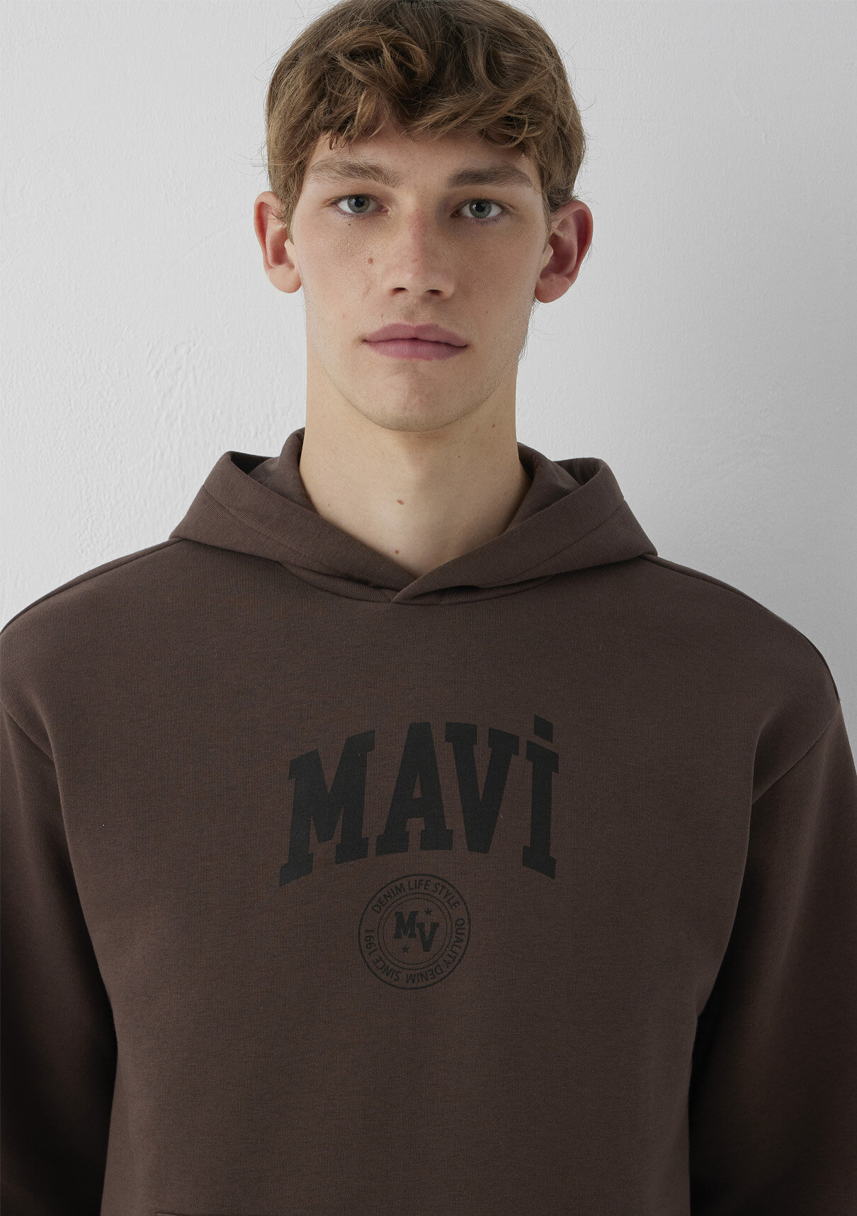 Mavi Logo Baskılı Kapüşonlu Kahverengi Sweatshirt görsel 6