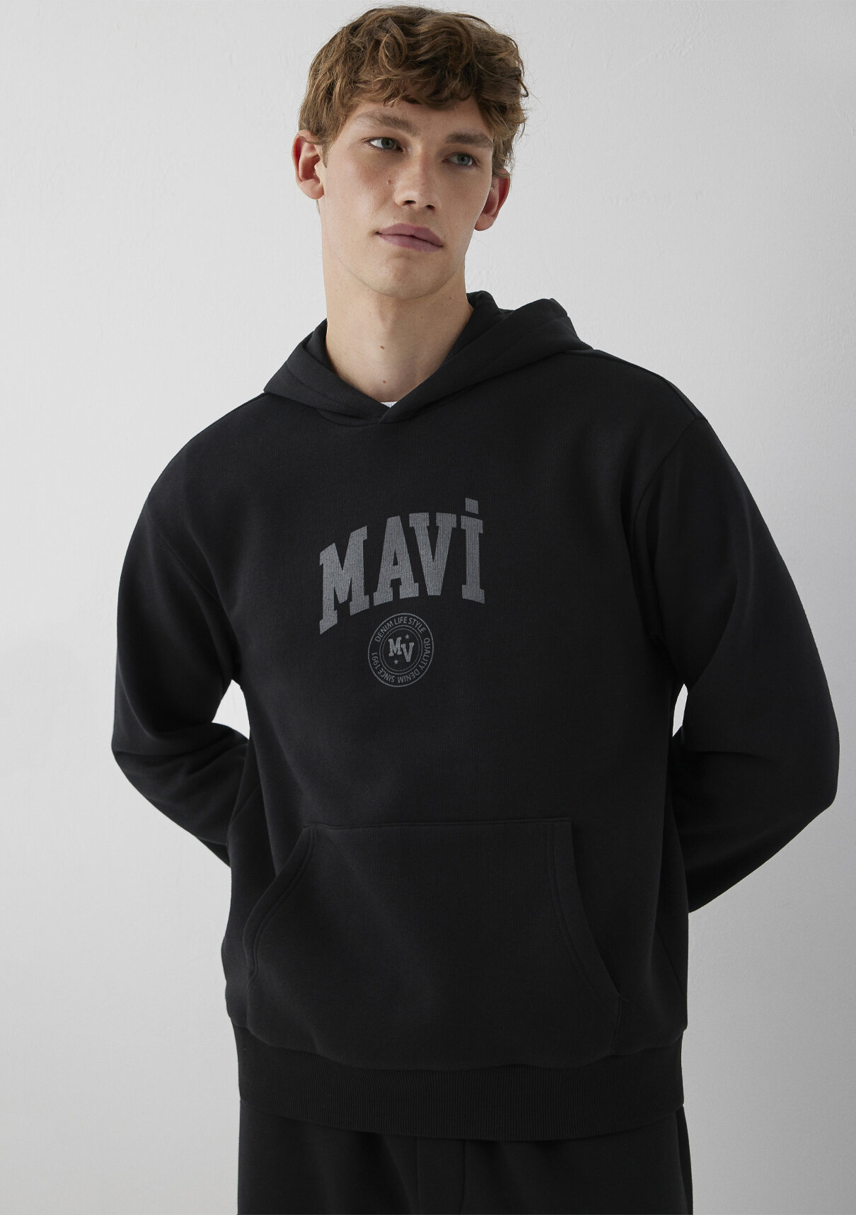 Mavi Logo Baskılı Kapüşonlu Siyah Sweatshirt