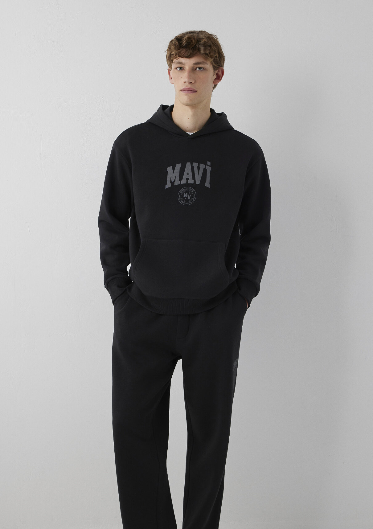 Mavi Logo Baskılı Kapüşonlu Siyah Sweatshirt görsel 2