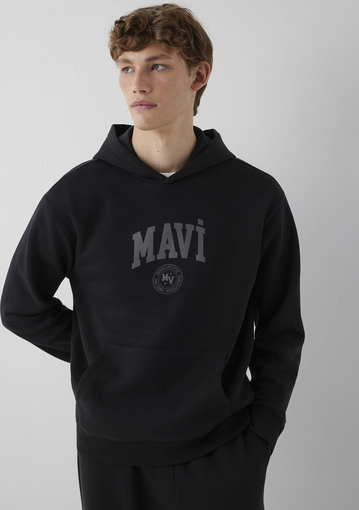 Mavi Logo Baskılı Kapüşonlu Siyah Sweatshirt görsel 3