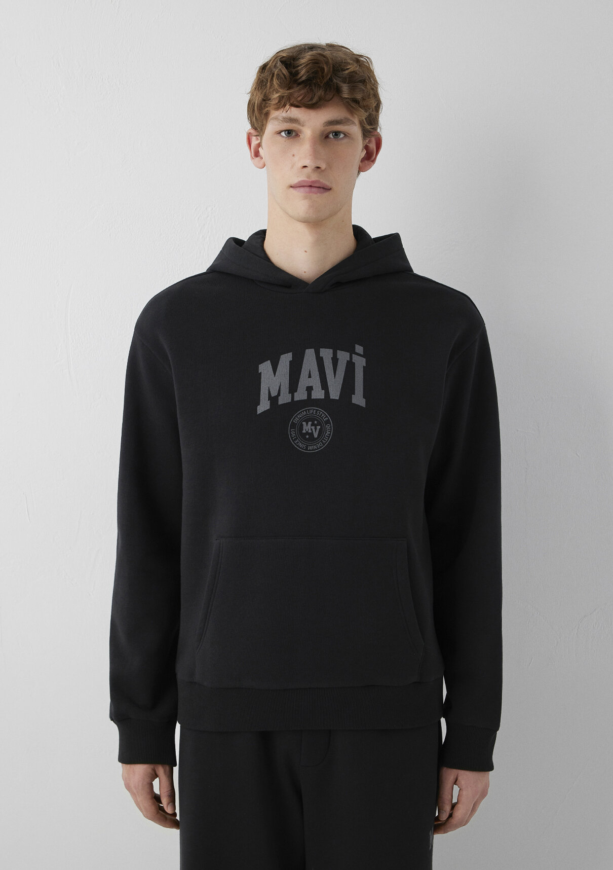 Mavi Logo Baskılı Kapüşonlu Siyah Sweatshirt görsel 4