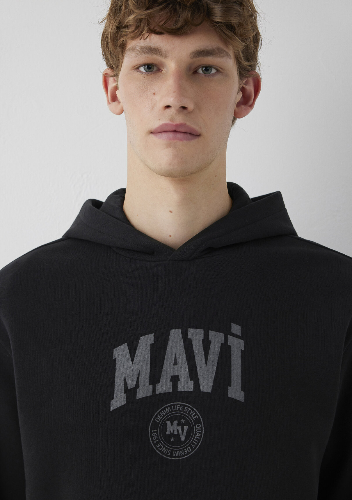 Mavi Logo Baskılı Kapüşonlu Siyah Sweatshirt görsel 7