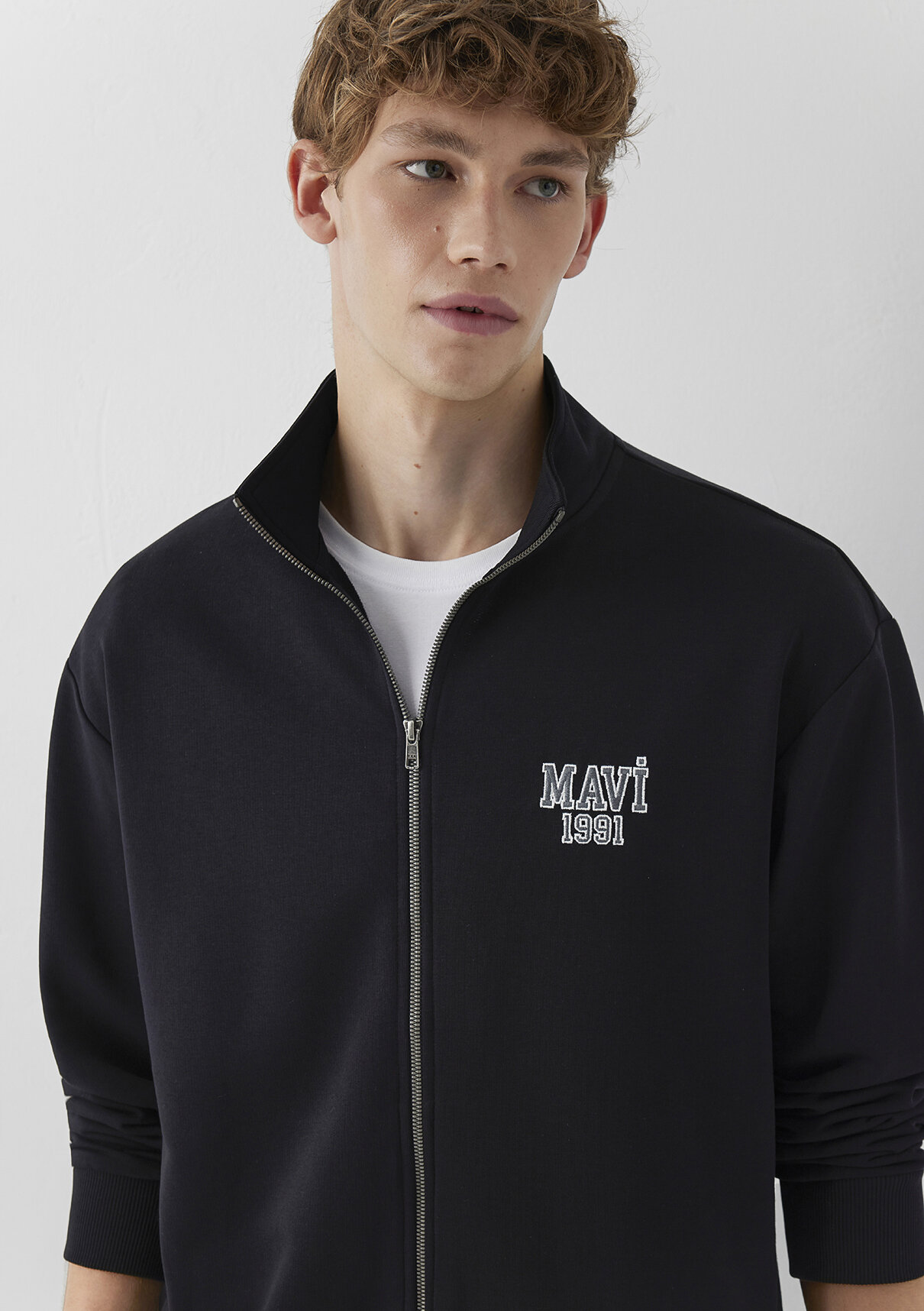 Mavi Logo Baskılı Fermuarlı Siyah Sweatshirt