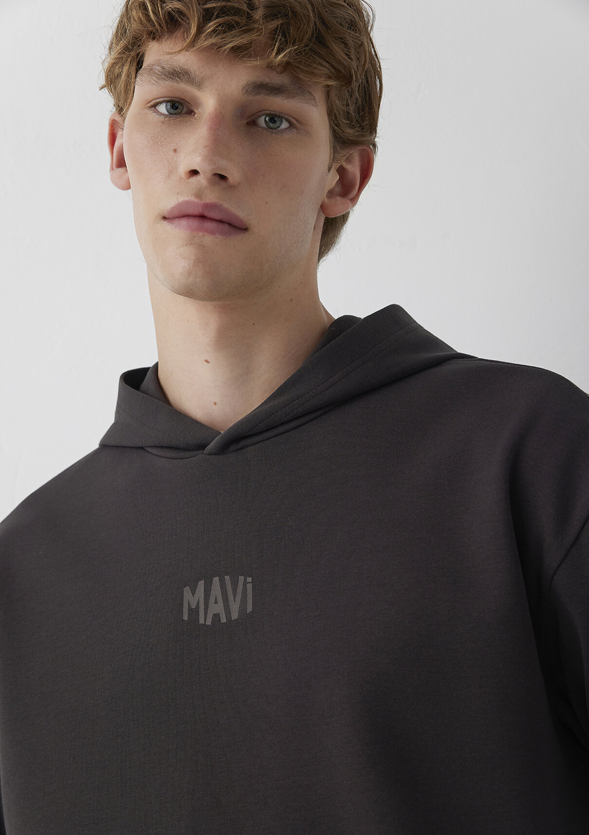 Mavi Logo Baskılı Kapüşonlu Kahverengi İnterlok Sweatshirt