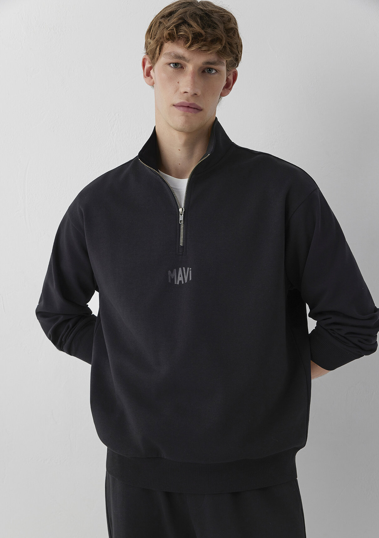 Mavi Logo Baskılı Yarı Fermuarlı Siyah İnterlok Sweatshirt