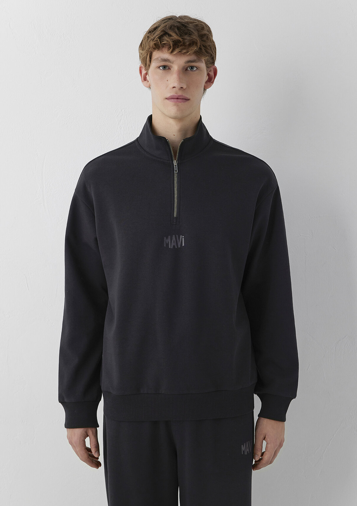 Mavi Logo Baskılı Yarı Fermuarlı Siyah İnterlok Sweatshirt görsel 3