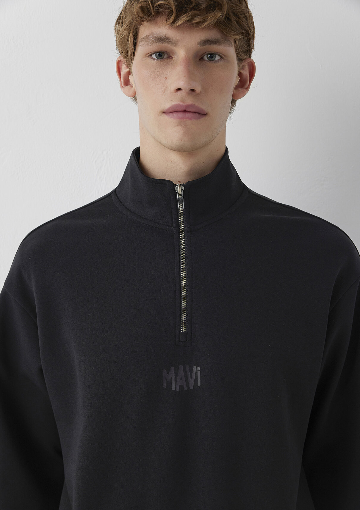 Mavi Logo Baskılı Yarı Fermuarlı Siyah İnterlok Sweatshirt görsel 6
