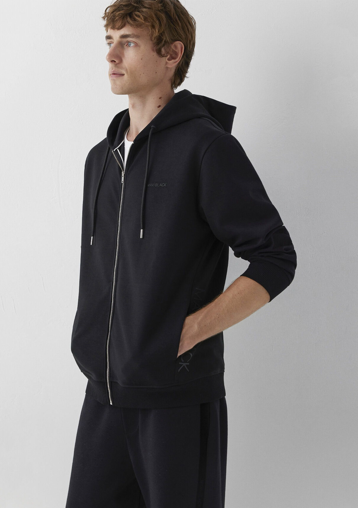 Mavi Kapüşonlu Siyah Sweatshirt