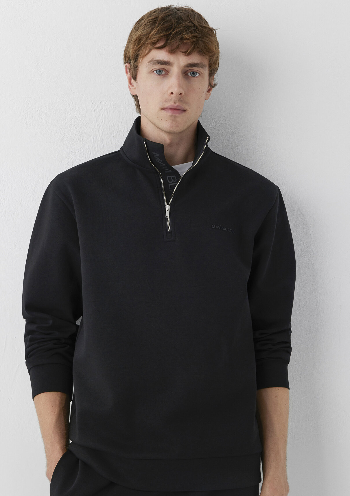 Mavi Yarı Fermuarlı Siyah Sweatshirt