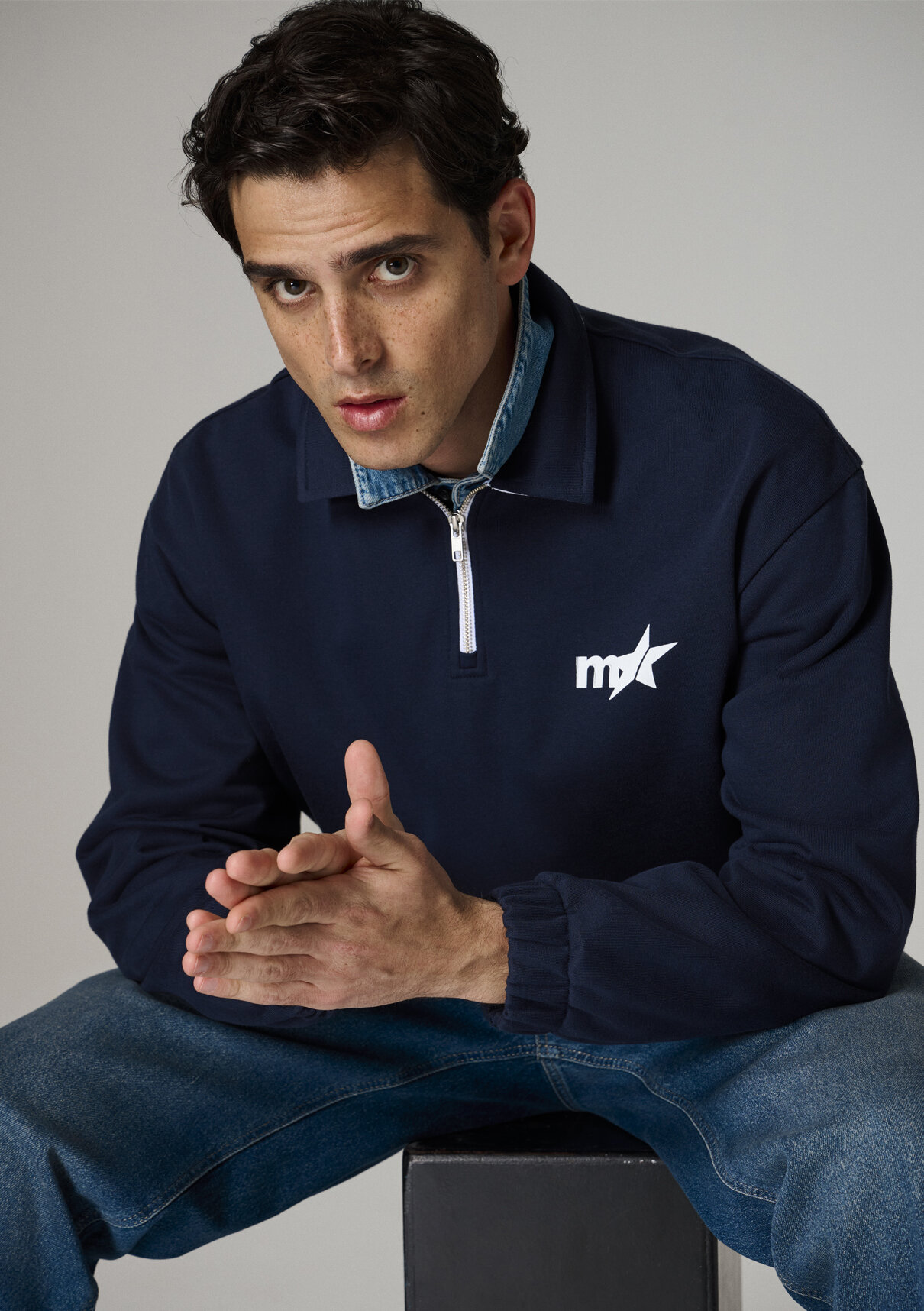 Mavi Kenan Yıldız x Mavi Baskılı Lacivert Polo Sweatshirt