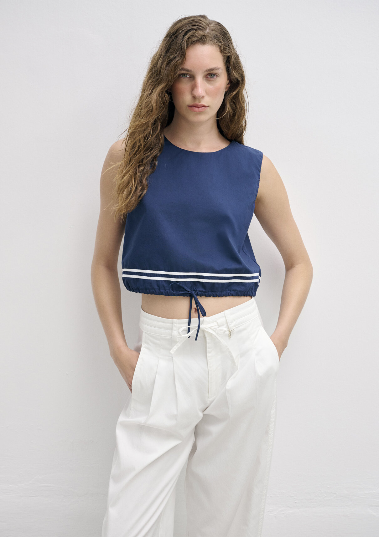 Mavi Bağcık Detaylı Lacivert Crop Bluz görsel 3
