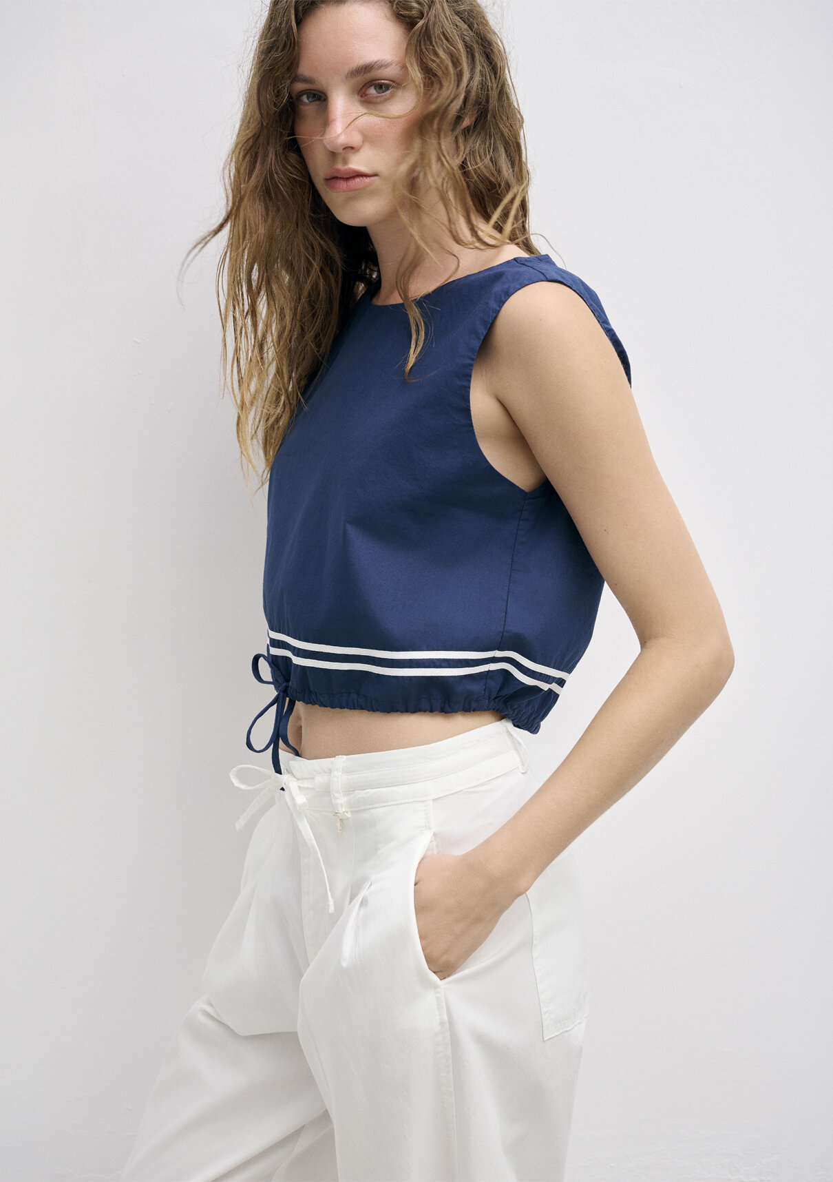 Mavi Bağcık Detaylı Lacivert Crop Bluz görsel 4