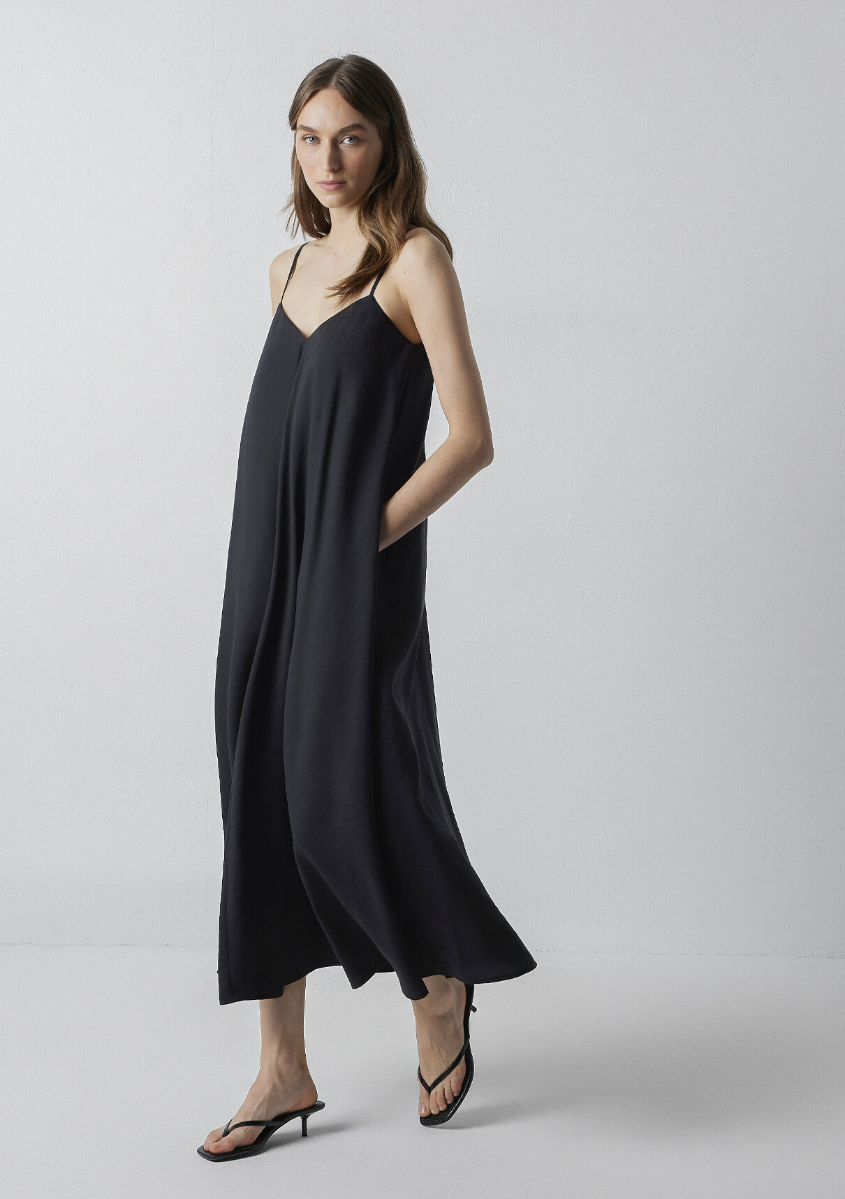 Mavi (Tencel™) Modal Karışımlı Askılı Siyah Elbise