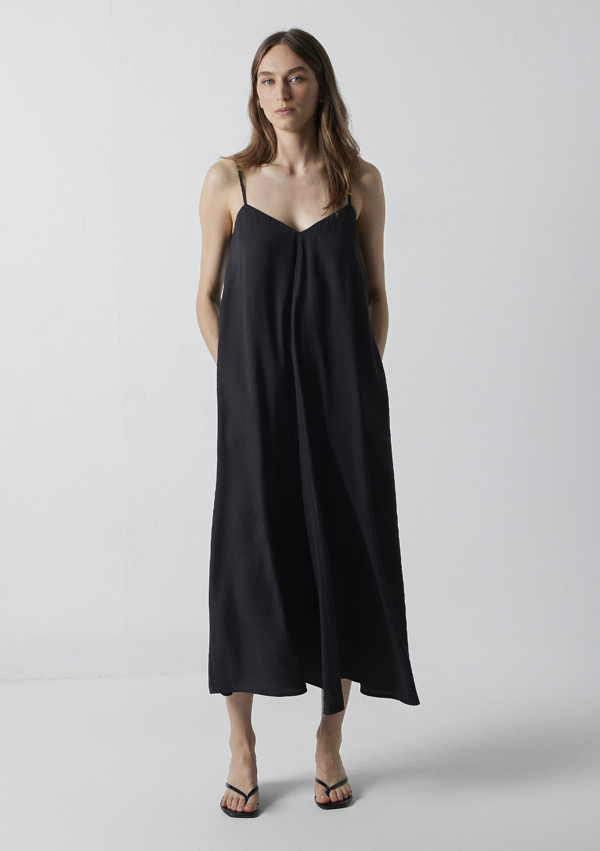 Mavi (Tencel™) Modal Karışımlı Askılı Siyah Elbise görsel 2