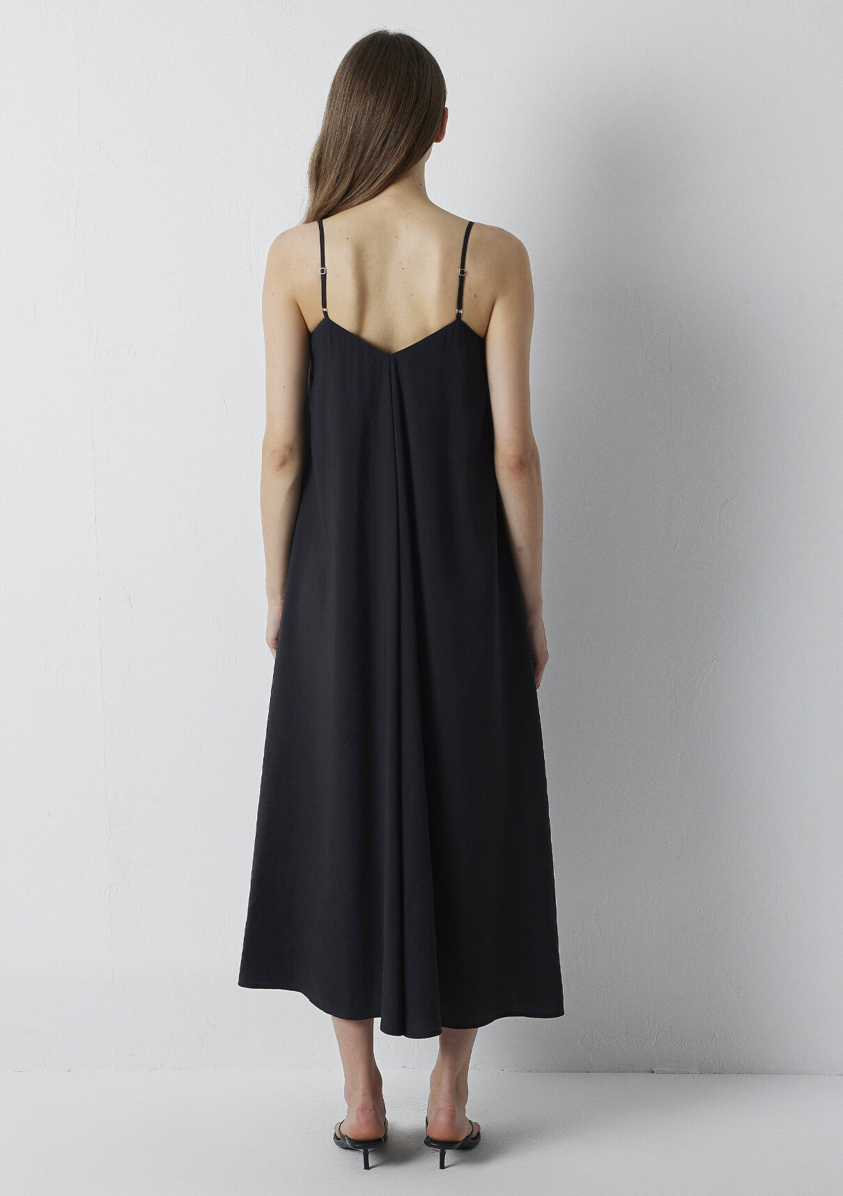 Mavi (Tencel™) Modal Karışımlı Askılı Siyah Elbise görsel 6