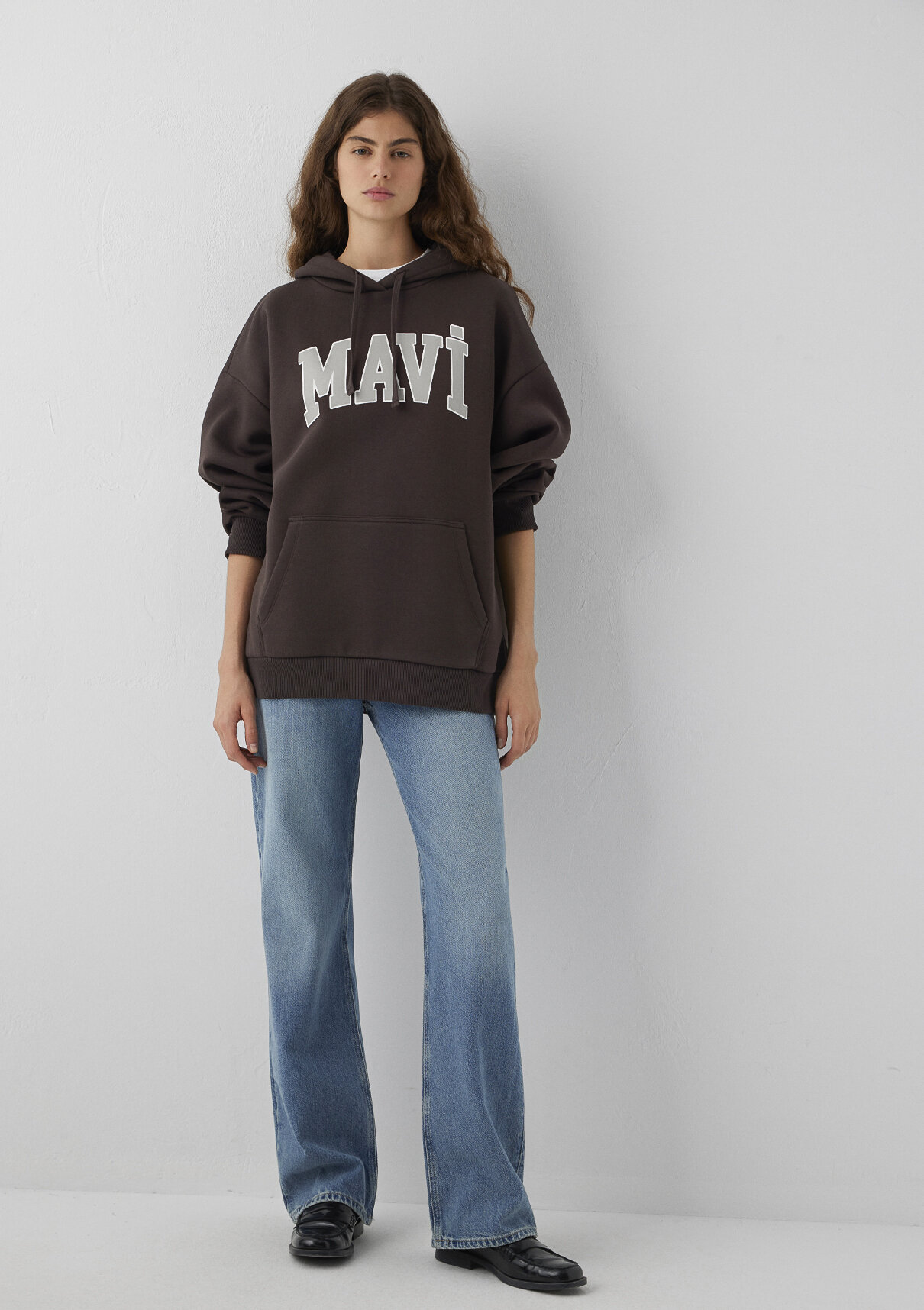 Mavi Logo Baskılı Kapüşonlu Kahverengi Sweatshirt