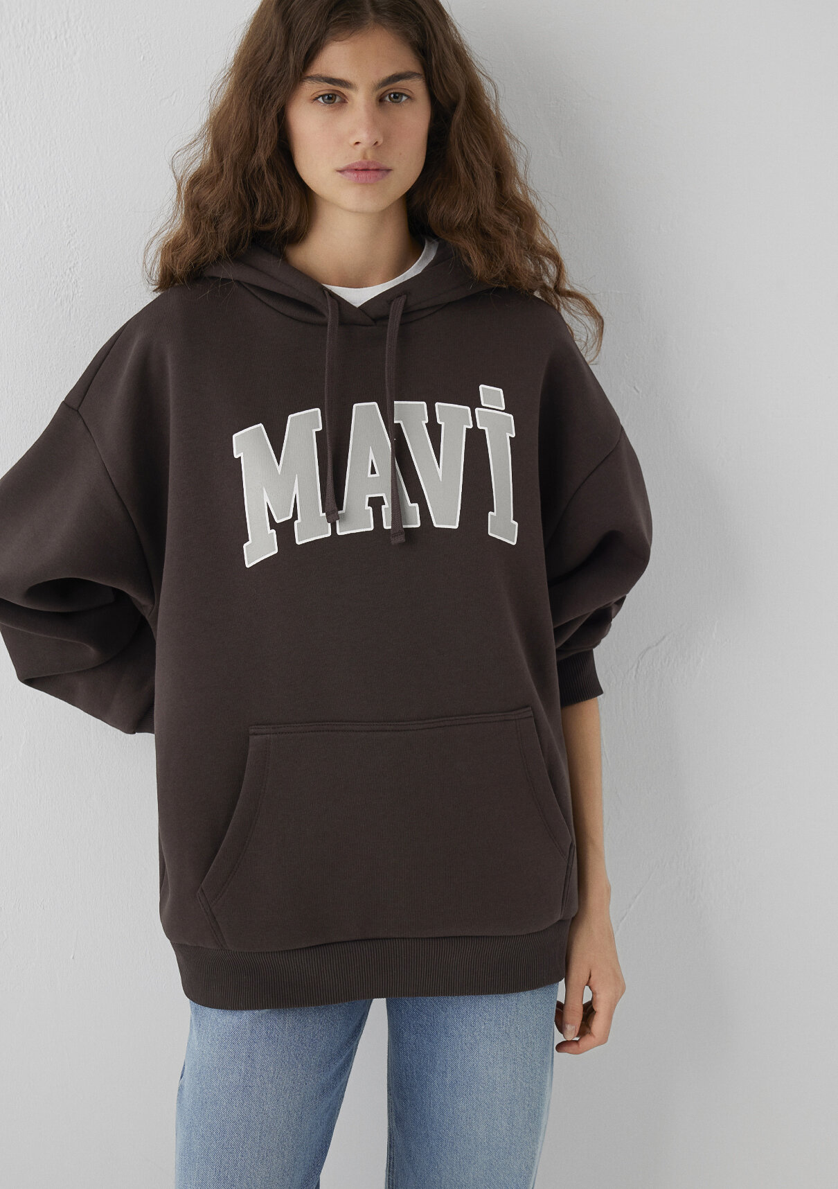 Mavi Logo Baskılı Kapüşonlu Kahverengi Sweatshirt görsel 2