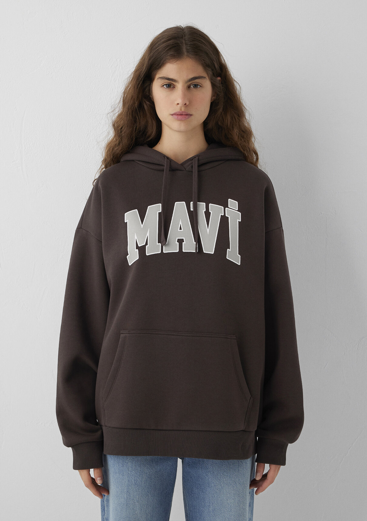 Mavi Logo Baskılı Kapüşonlu Kahverengi Sweatshirt görsel 3