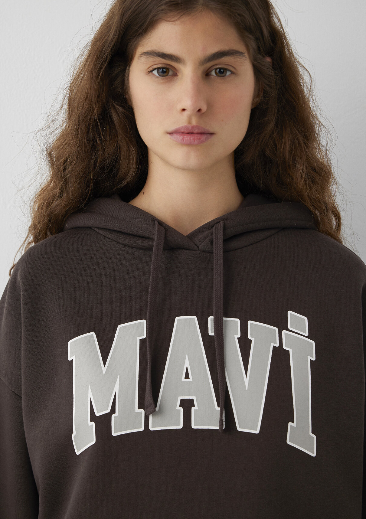 Mavi Logo Baskılı Kapüşonlu Kahverengi Sweatshirt görsel 6