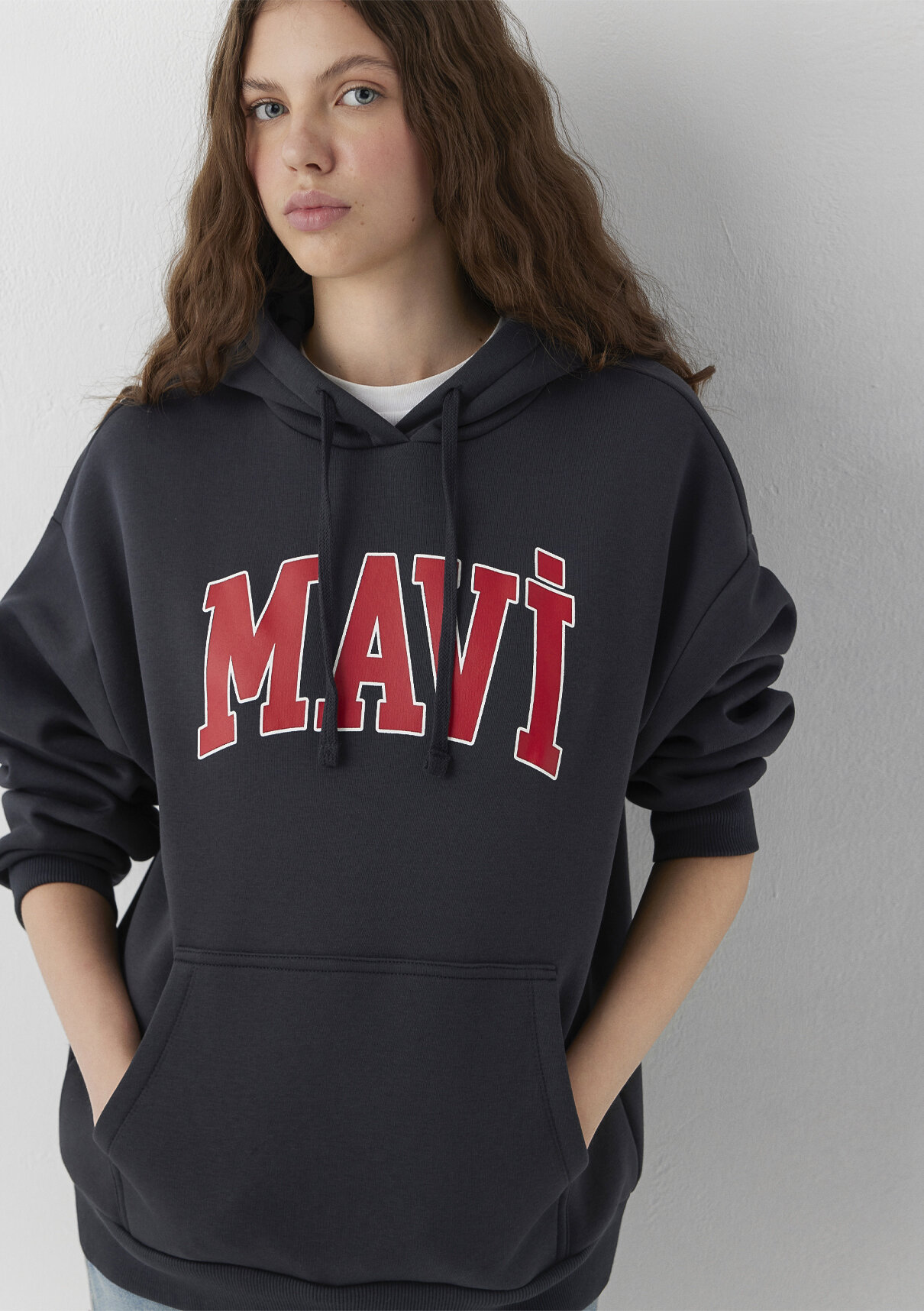 Mavi Logo Baskılı Kapüşonlu Antrasit Sweatshirt