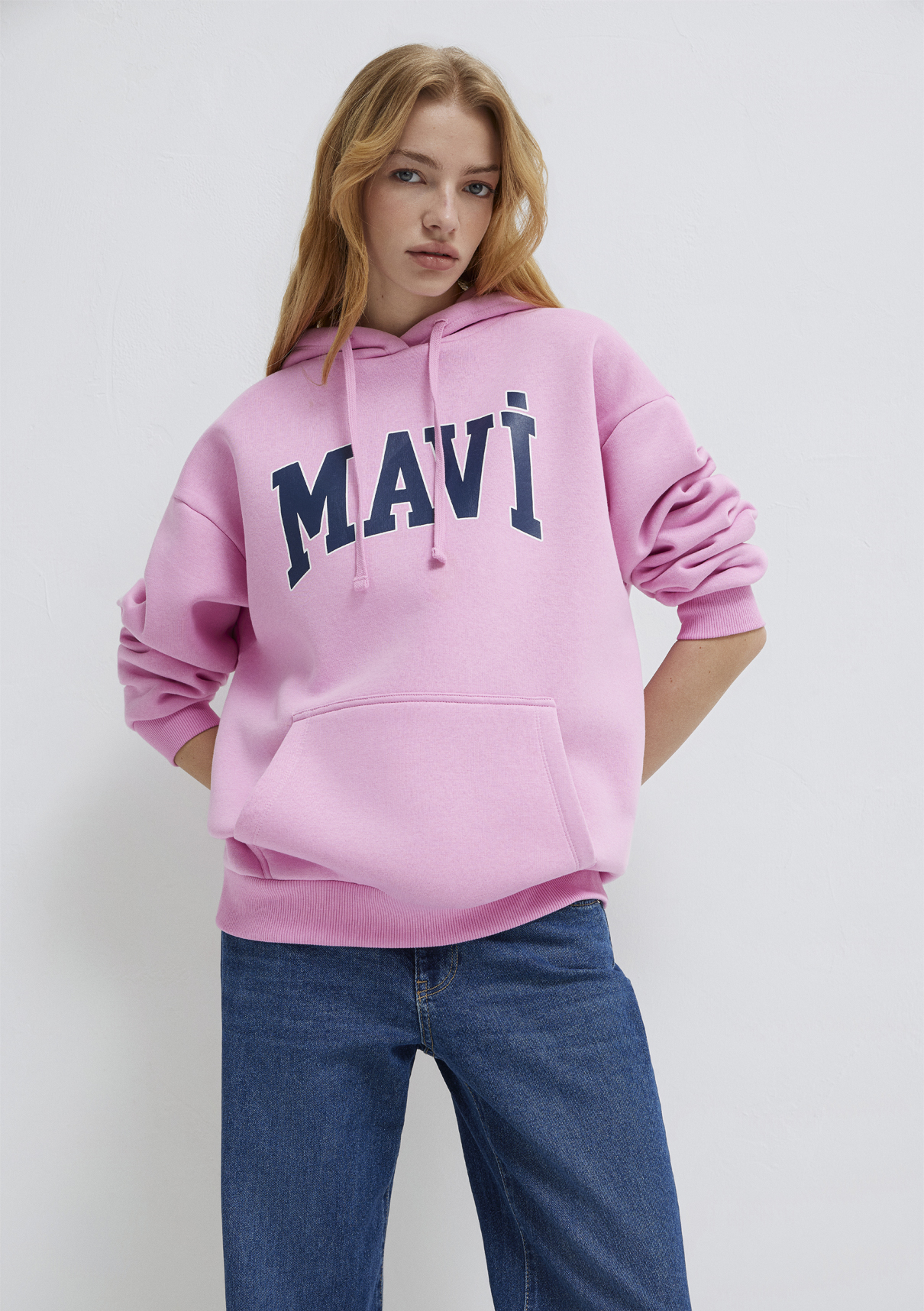 Mavi Logo Baskılı Kapüşonlu Pembe Sweatshirt