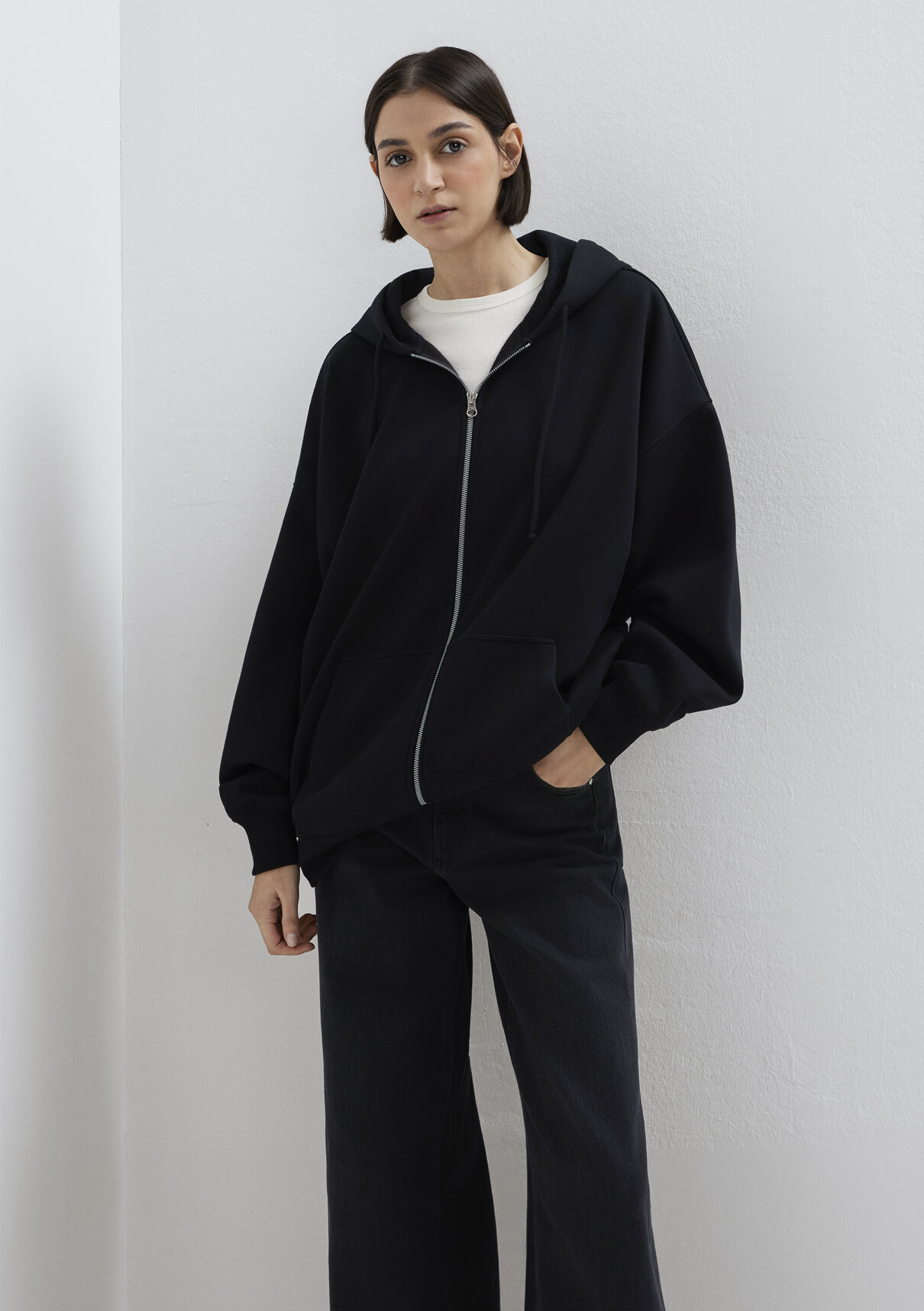 Mavi Kapüşonlu Fermuarlı Siyah Sweatshirt