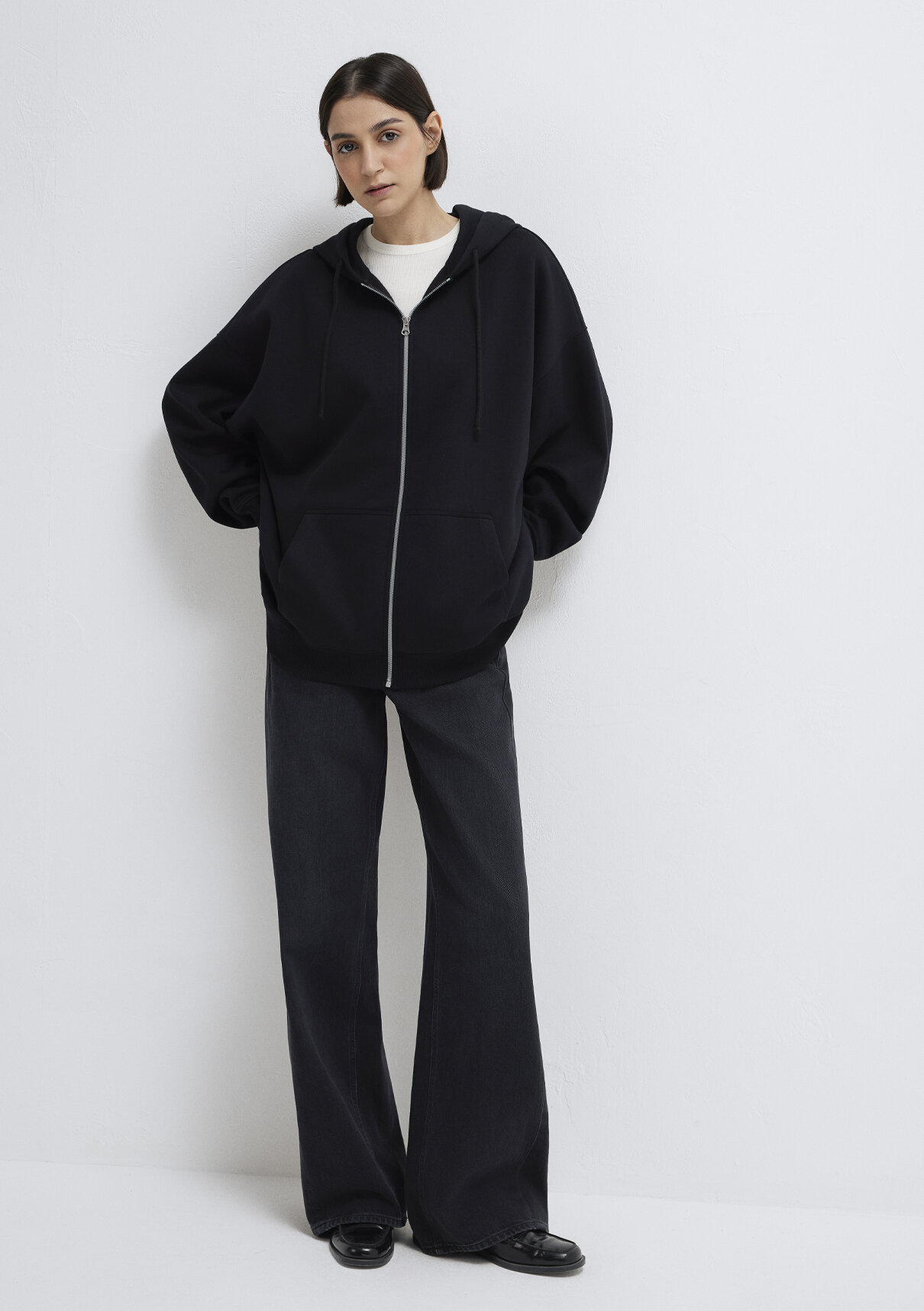 Mavi Kapüşonlu Fermuarlı Siyah Sweatshirt görsel 2