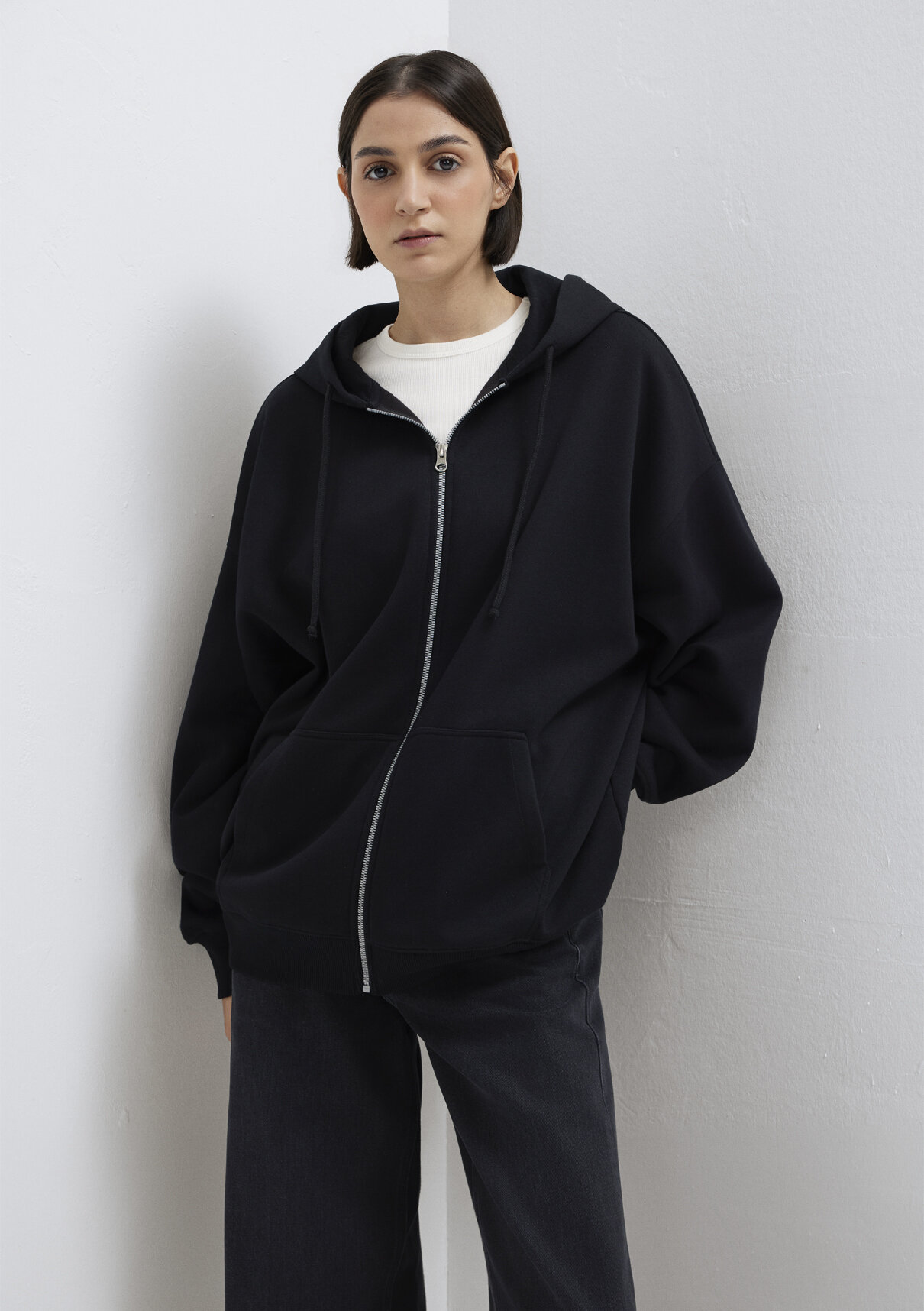 Mavi Kapüşonlu Fermuarlı Siyah Sweatshirt görsel 3