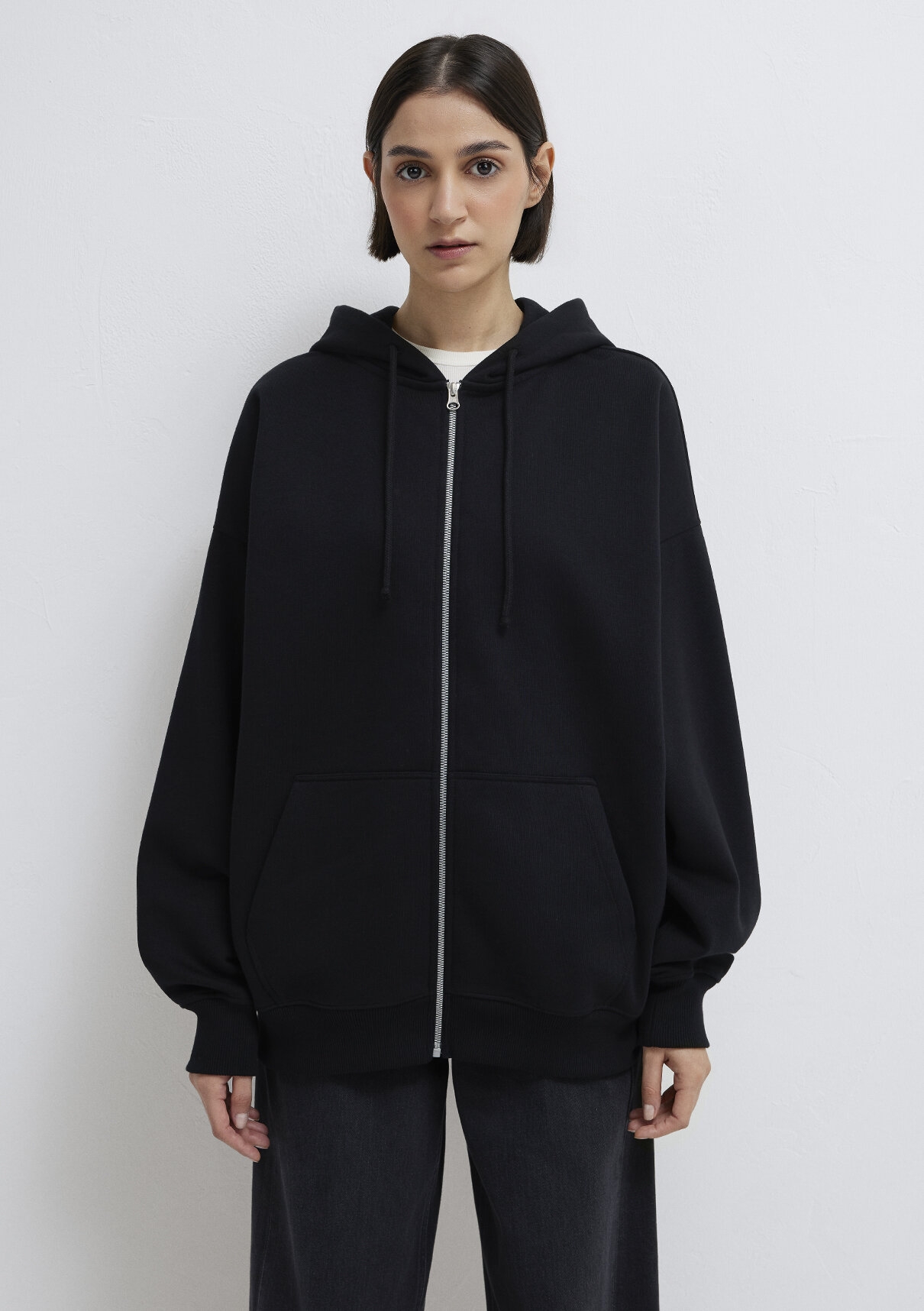 Mavi Kapüşonlu Fermuarlı Siyah Sweatshirt görsel 4