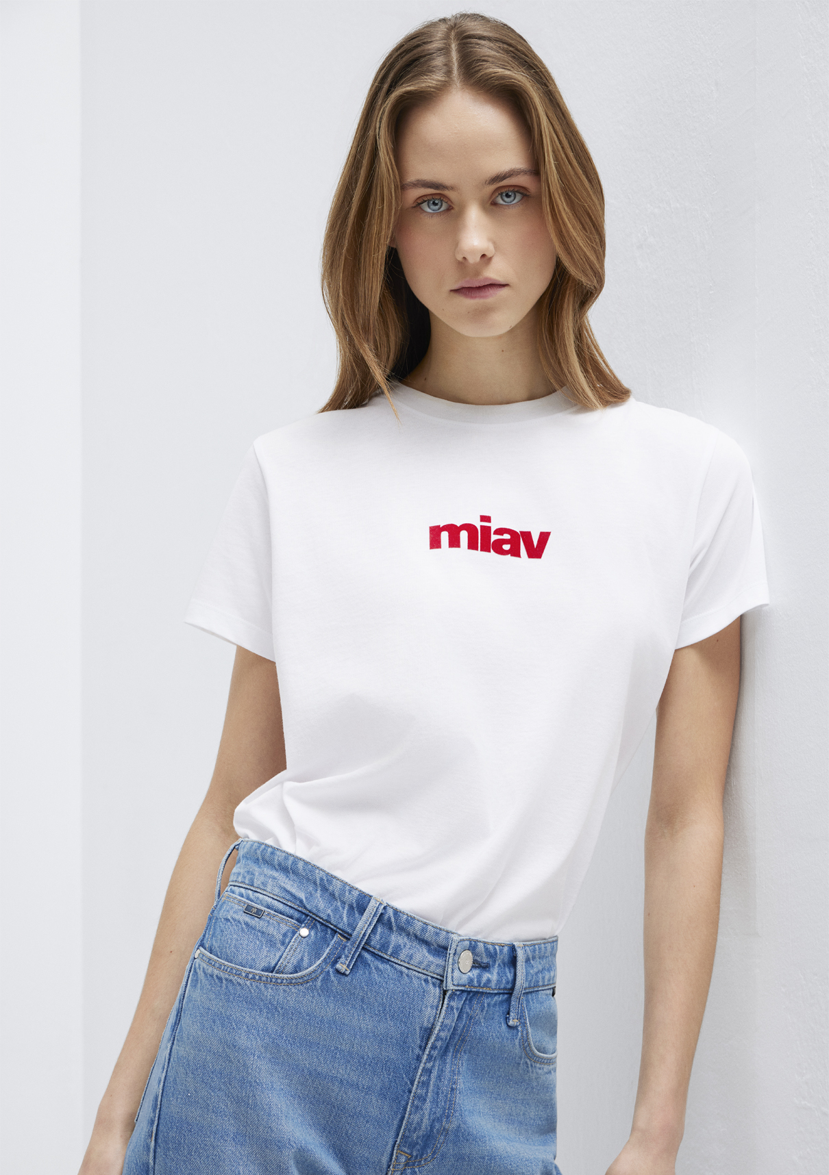 Mavi Kırmızı Miav Baskılı Beyaz Tişört