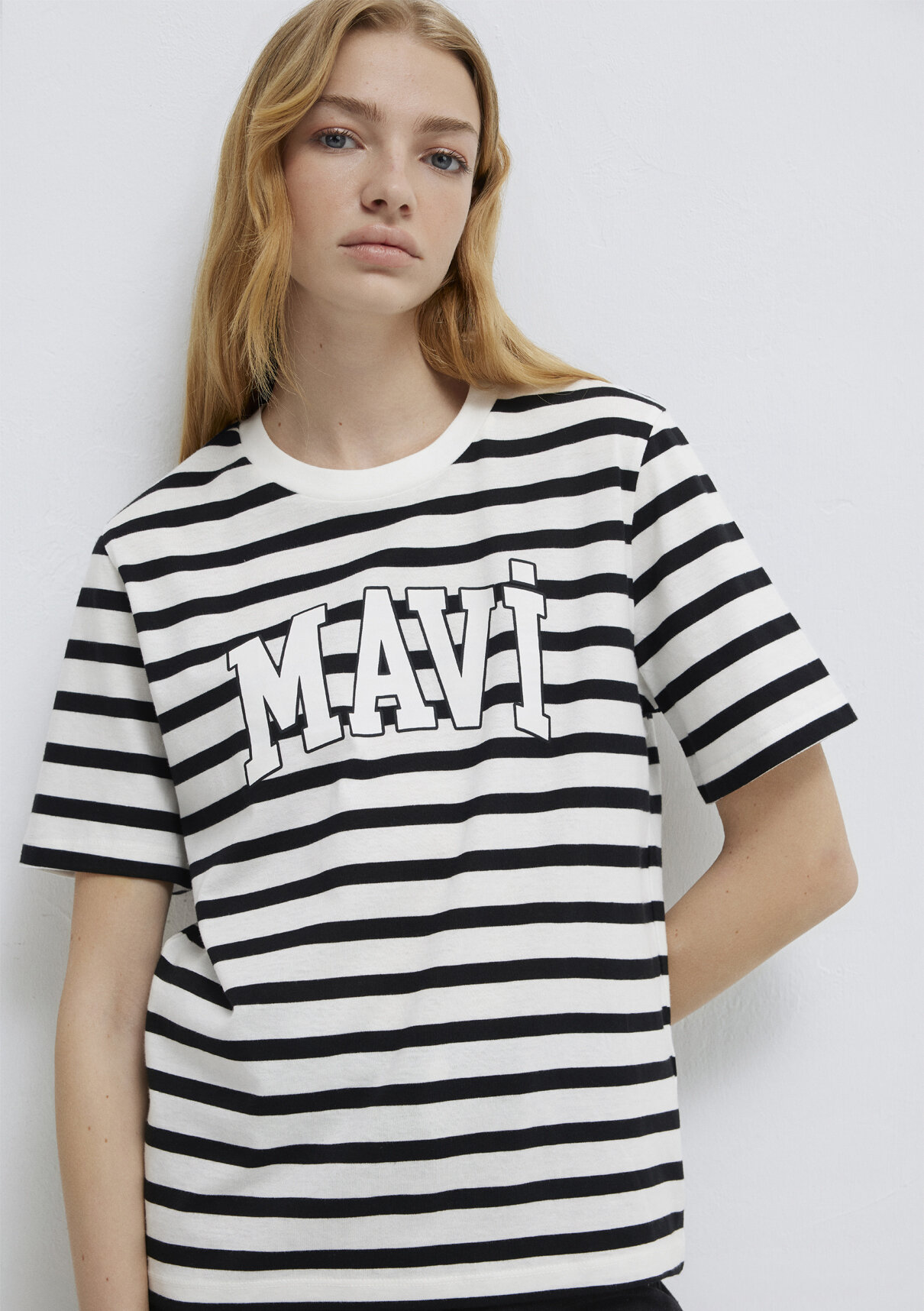 Mavi Logo Baskılı Siyah Çizgili Tişört