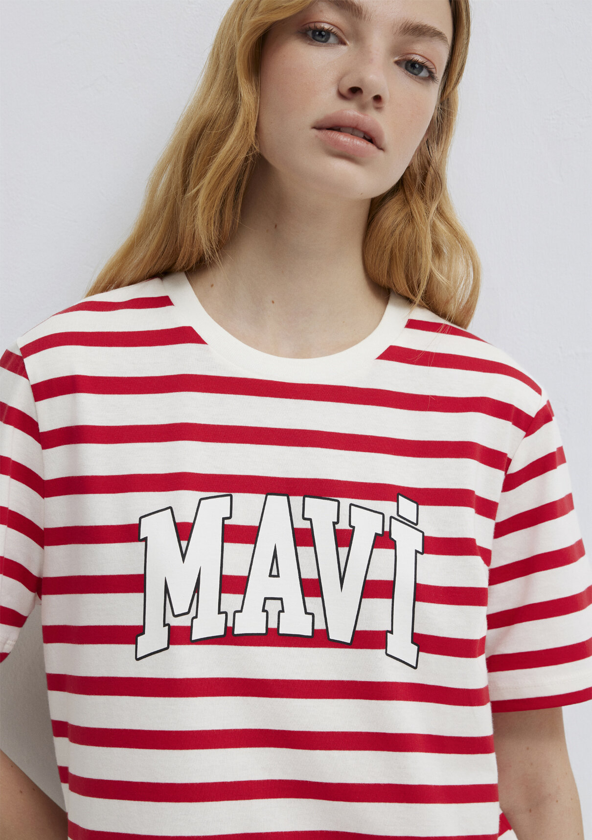 Mavi Logo Baskılı Kırmızı Çizgili Tişört