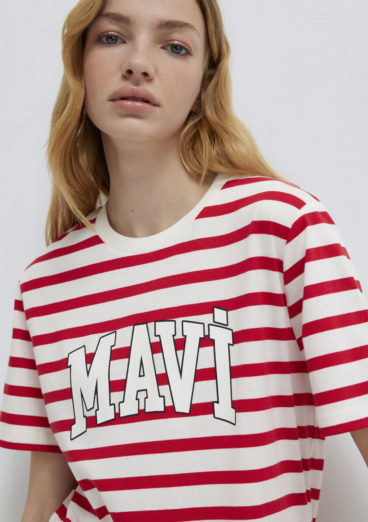 Mavi Logo Baskılı Kırmızı Çizgili Tişört görsel 2