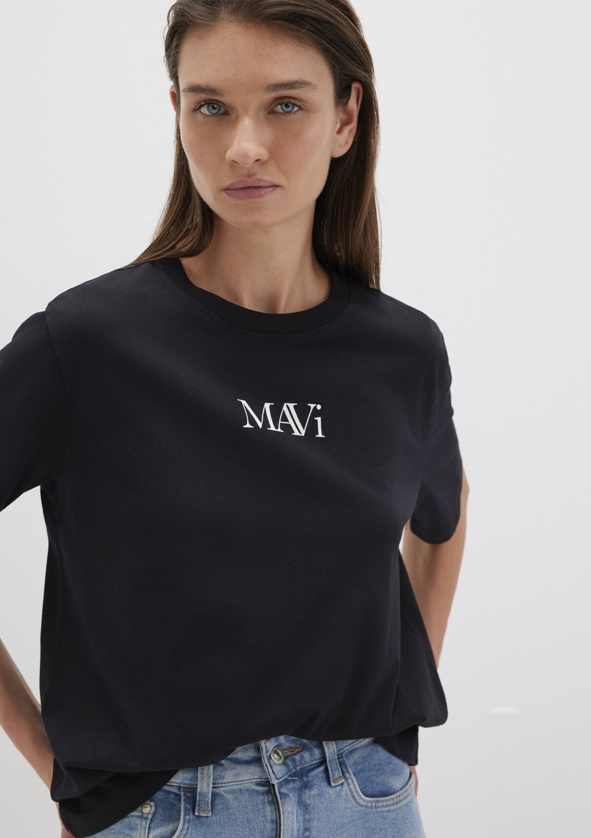 Mavi Logo Baskılı Siyah Tişört