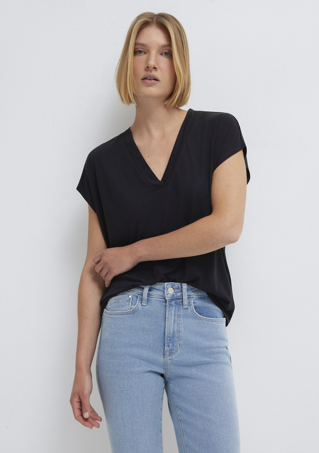 Mavi Soft-Premium Siyah (TENCEL™) Modal Karışımlı V Yaka Tişört