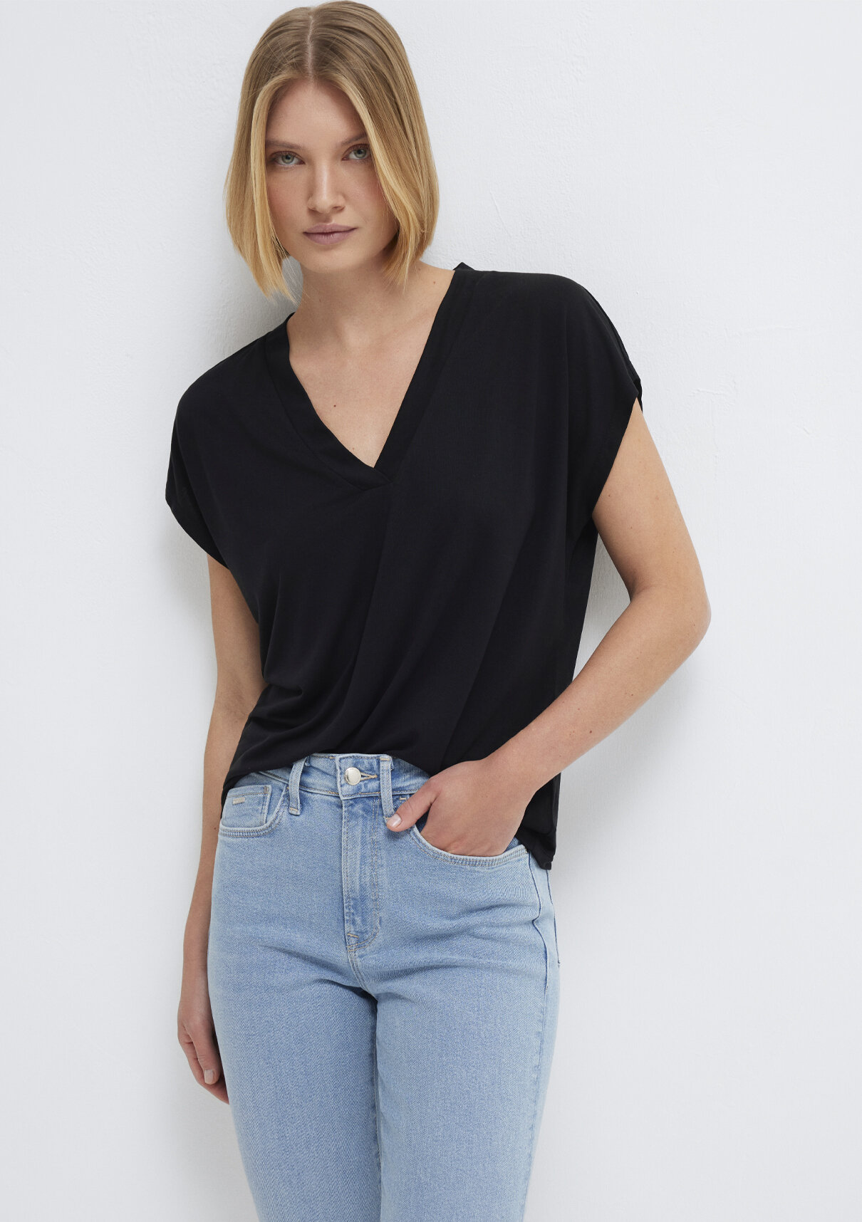 Mavi Soft-Premium Siyah (TENCEL™) Modal Karışımlı V Yaka Tişört görsel 2