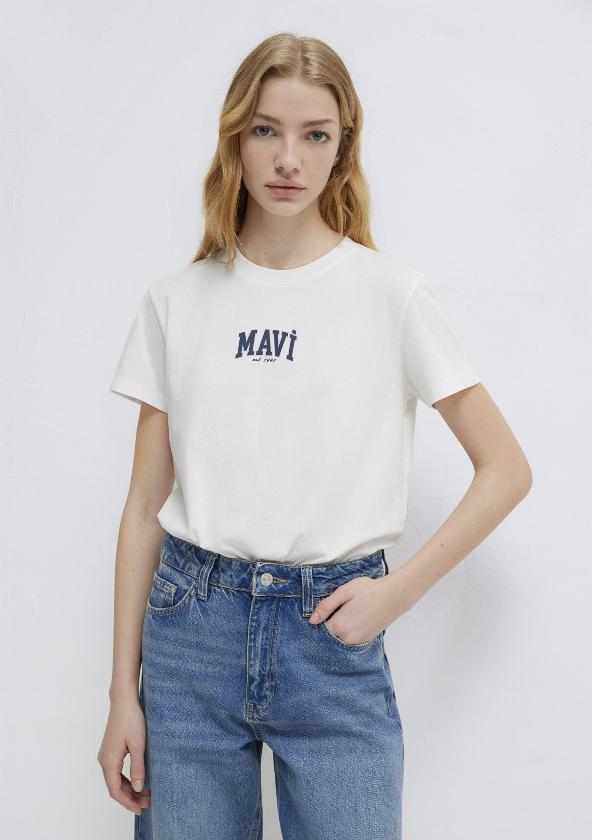 Mavi Logo Baskılı Ekru Tişört
