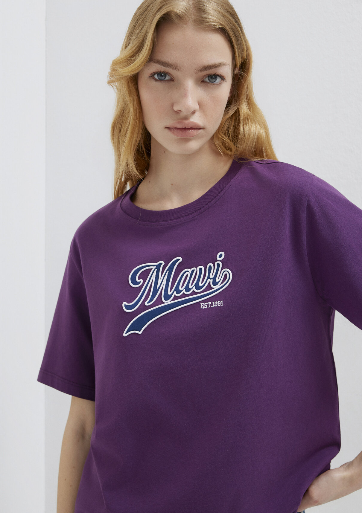 Mavi Logo Baskılı Mor Tişört görsel 3