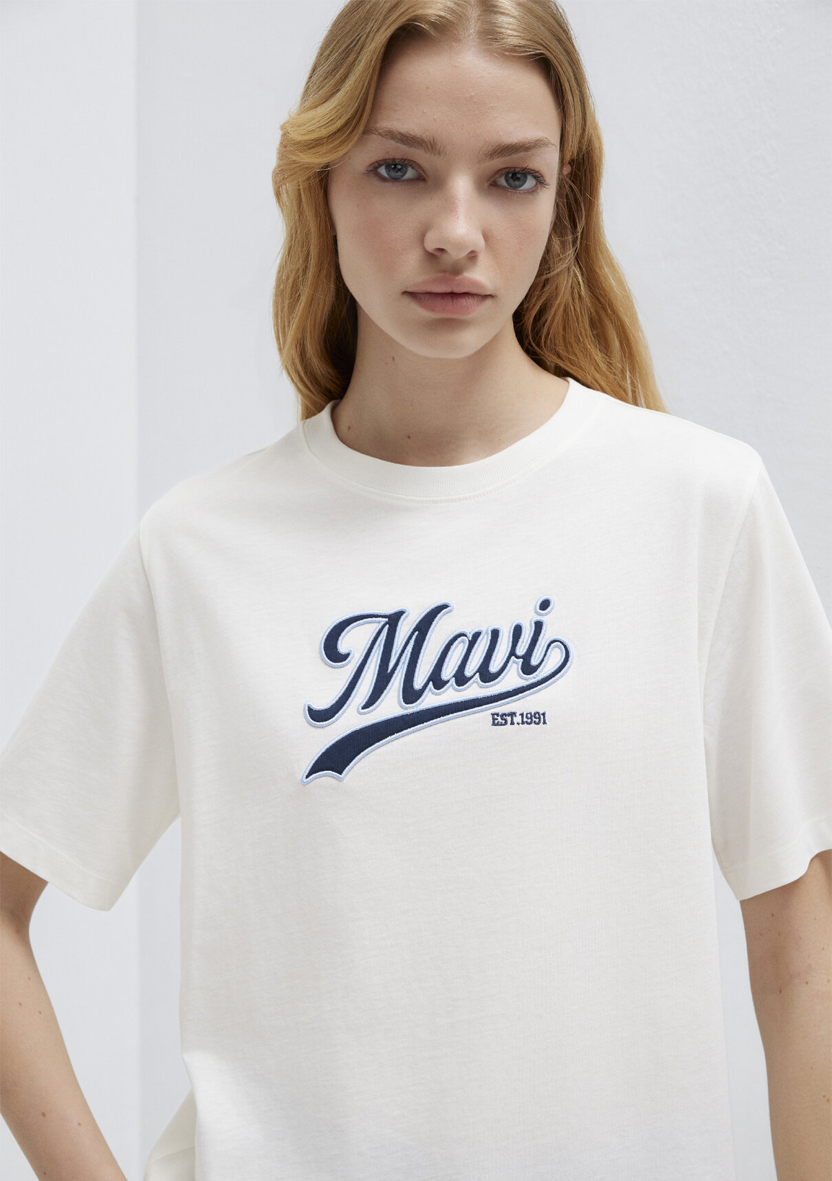 Mavi Logo Baskılı Ekru Tişört
