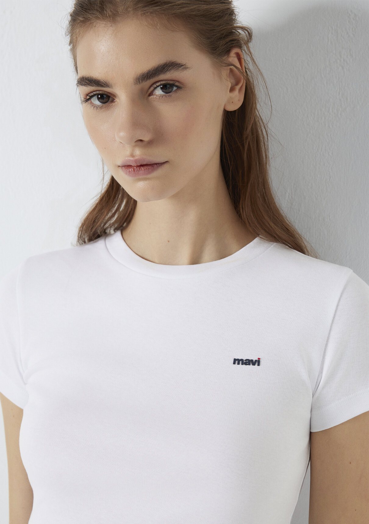 Mavi Logo Baskılı Beyaz Crop Tişört