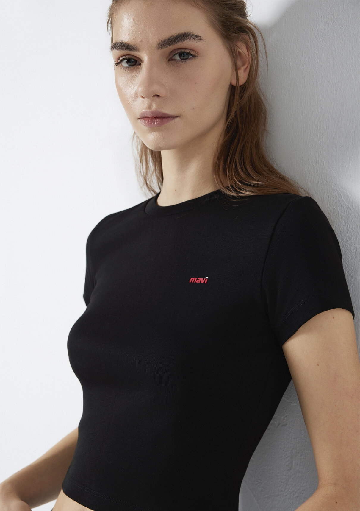 Mavi Logo Baskılı Siyah Crop Tişört görsel 2