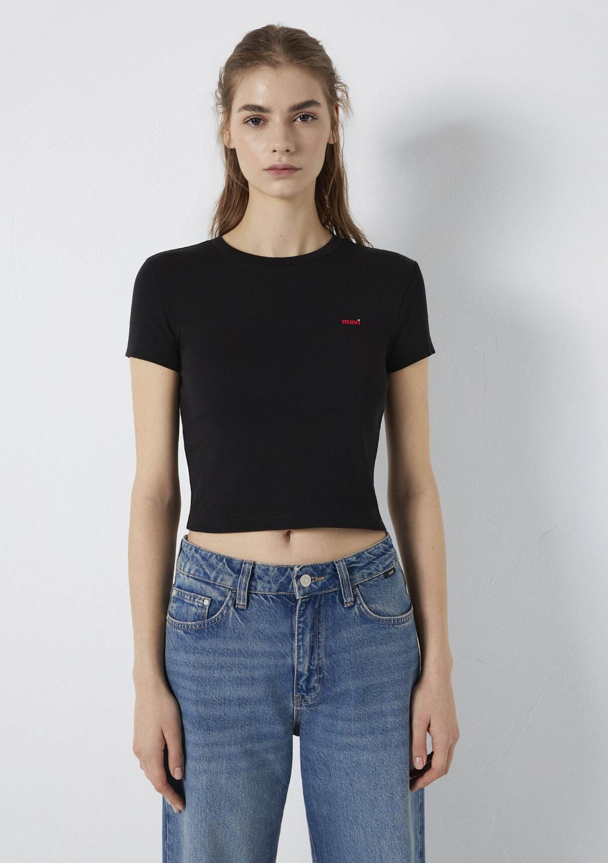 Mavi Logo Baskılı Siyah Crop Tişört görsel 4