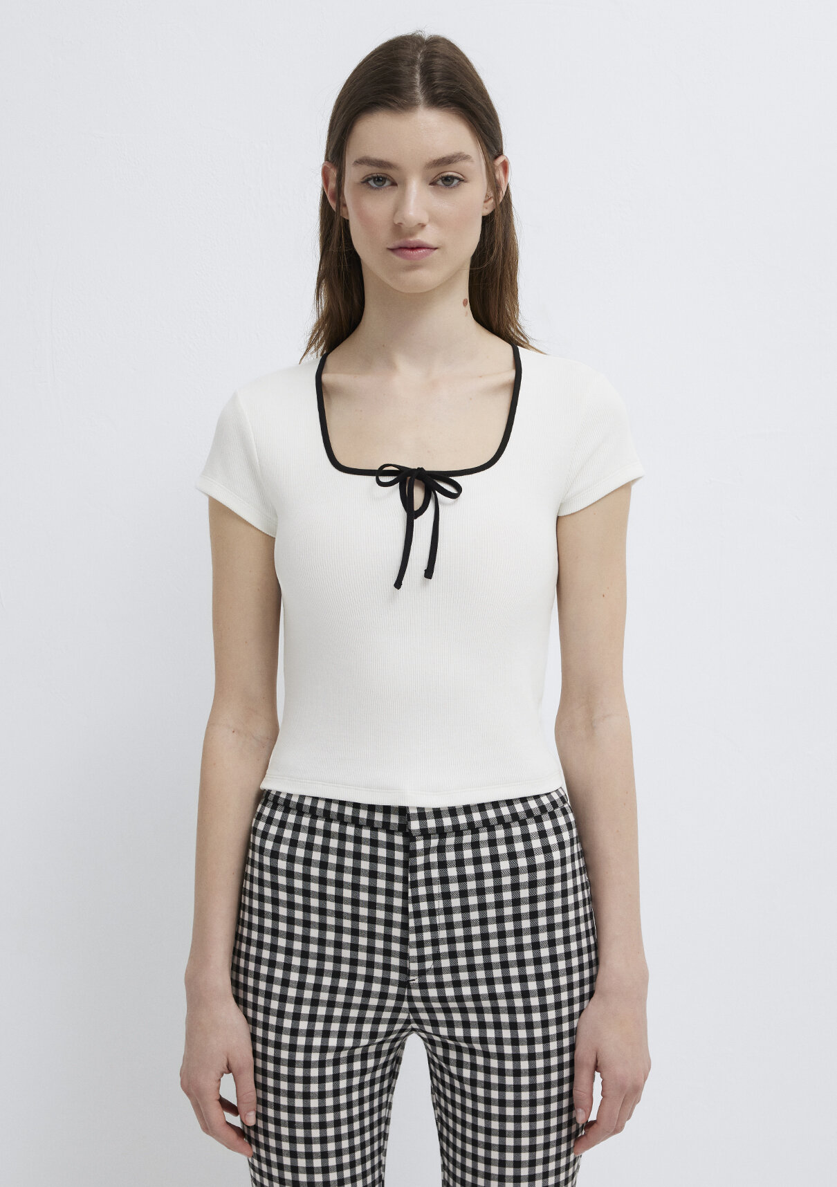 Mavi Kurdele Detaylı Ekru Tişört görsel 4