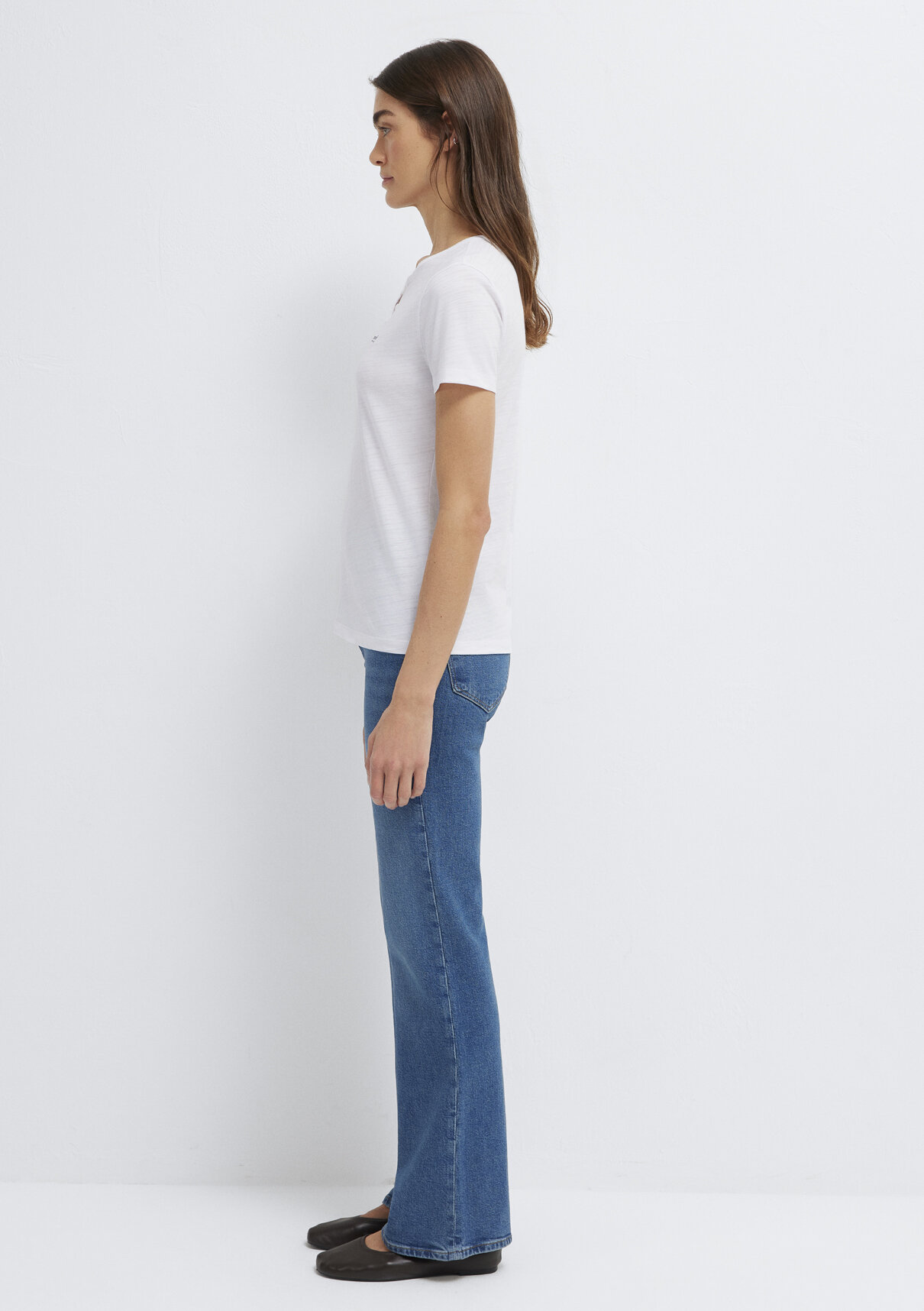 Mavi Yarı Düğmeli Mavi Jeans Beyaz Tişört görsel 4