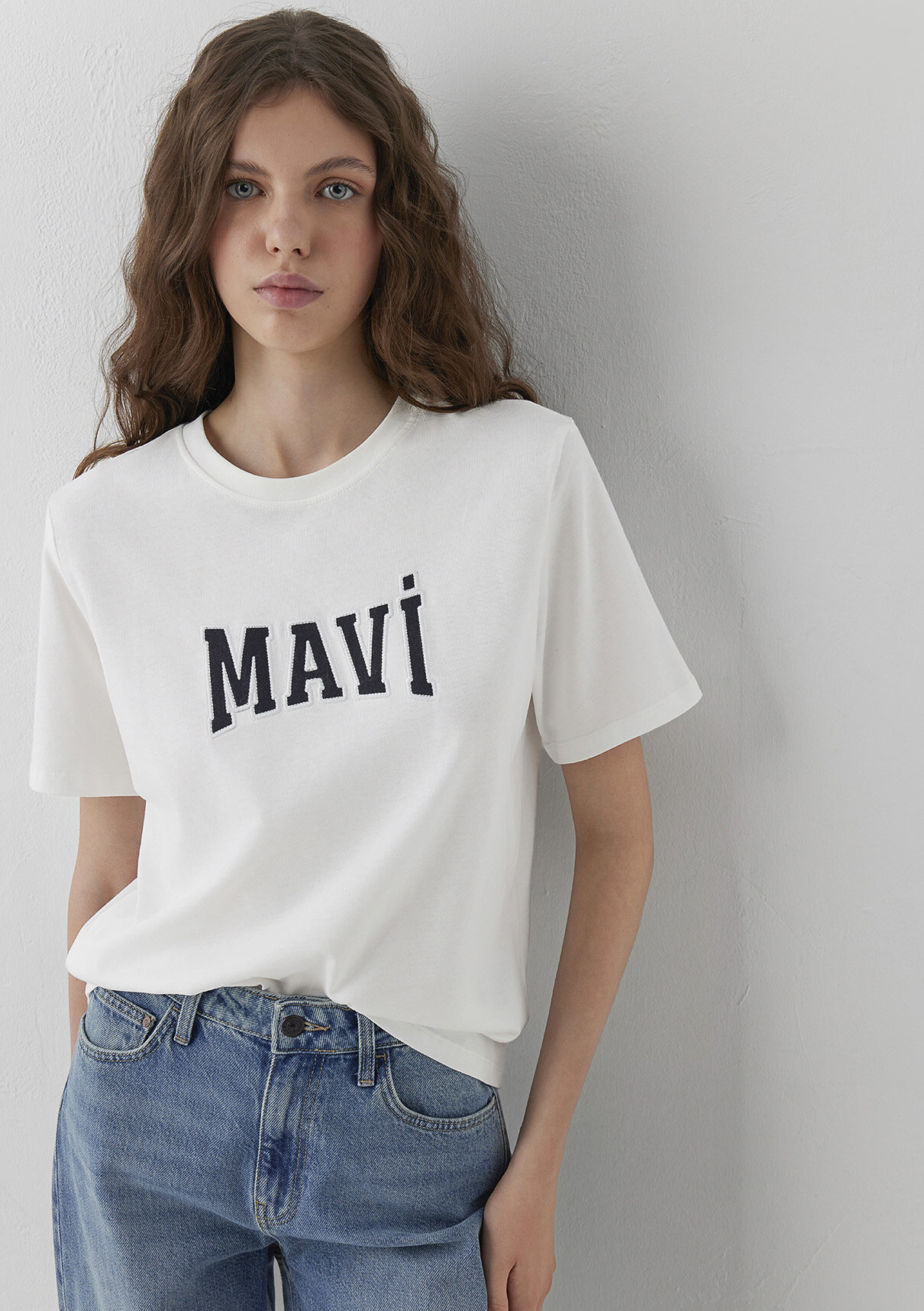 Mavi Logo Baskılı Ekru Tişört