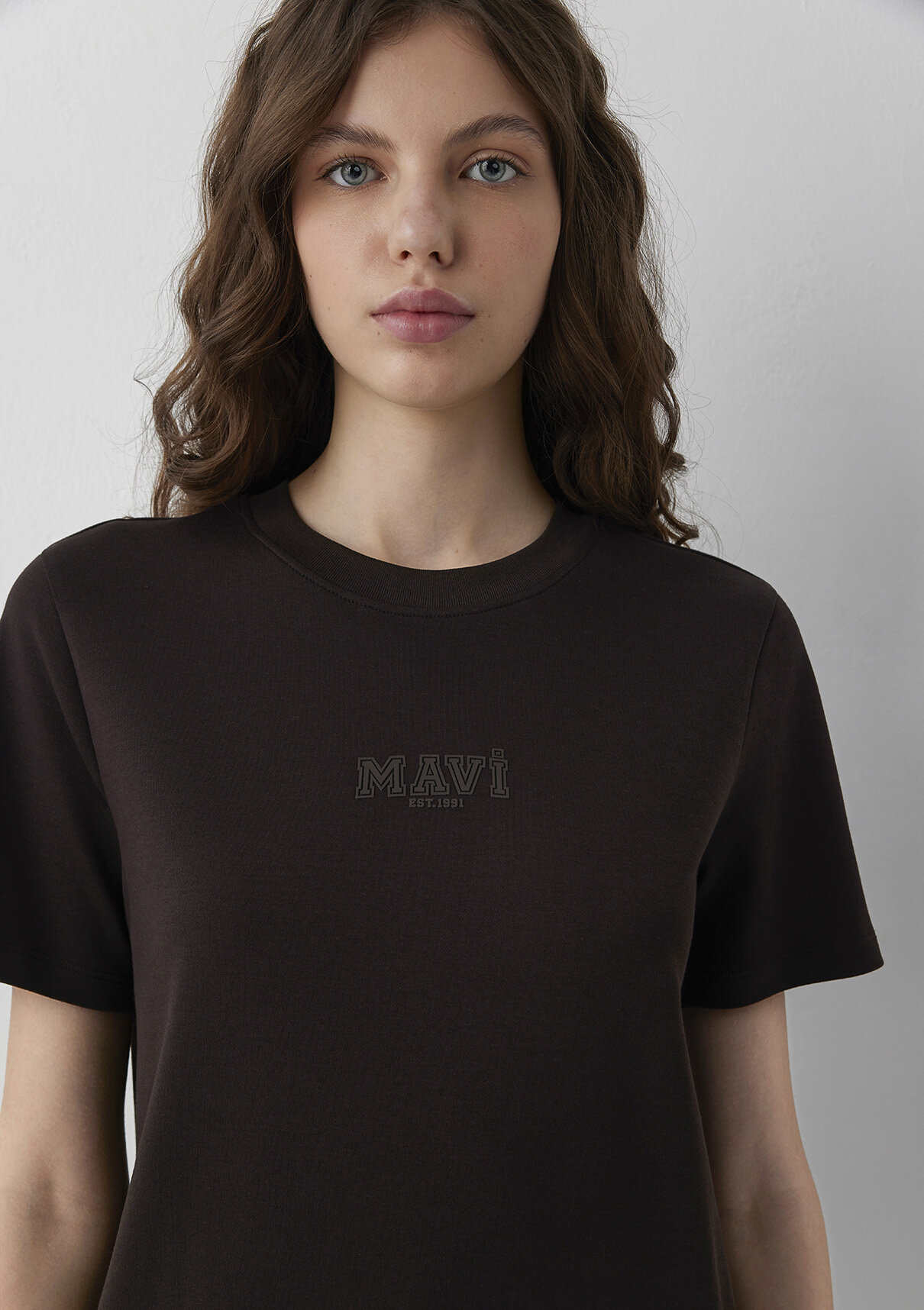 Mavi Logo Baskılı Kahverengi Tişört görsel 6