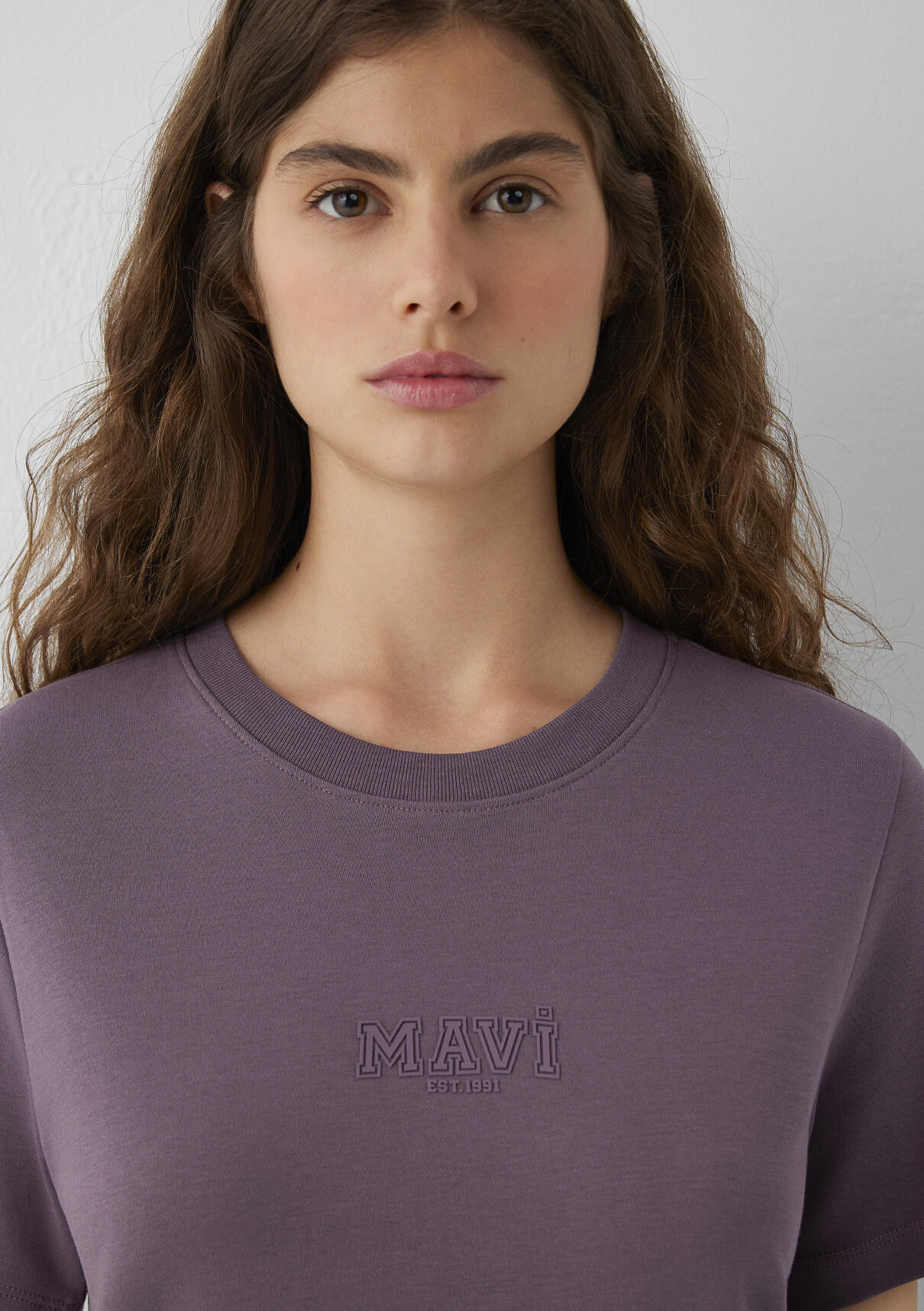 Mavi Logo Baskılı Mor Tişört görsel 6