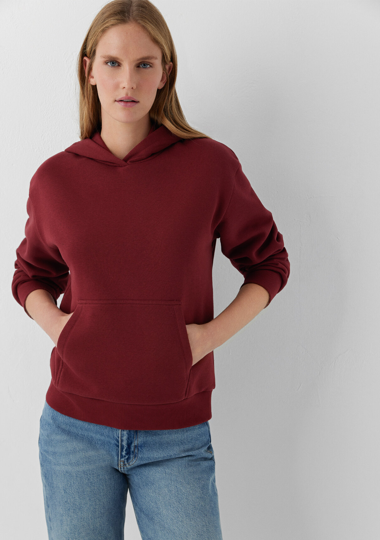 Mavi Kapüşonlu Kırmızı Sweatshirt